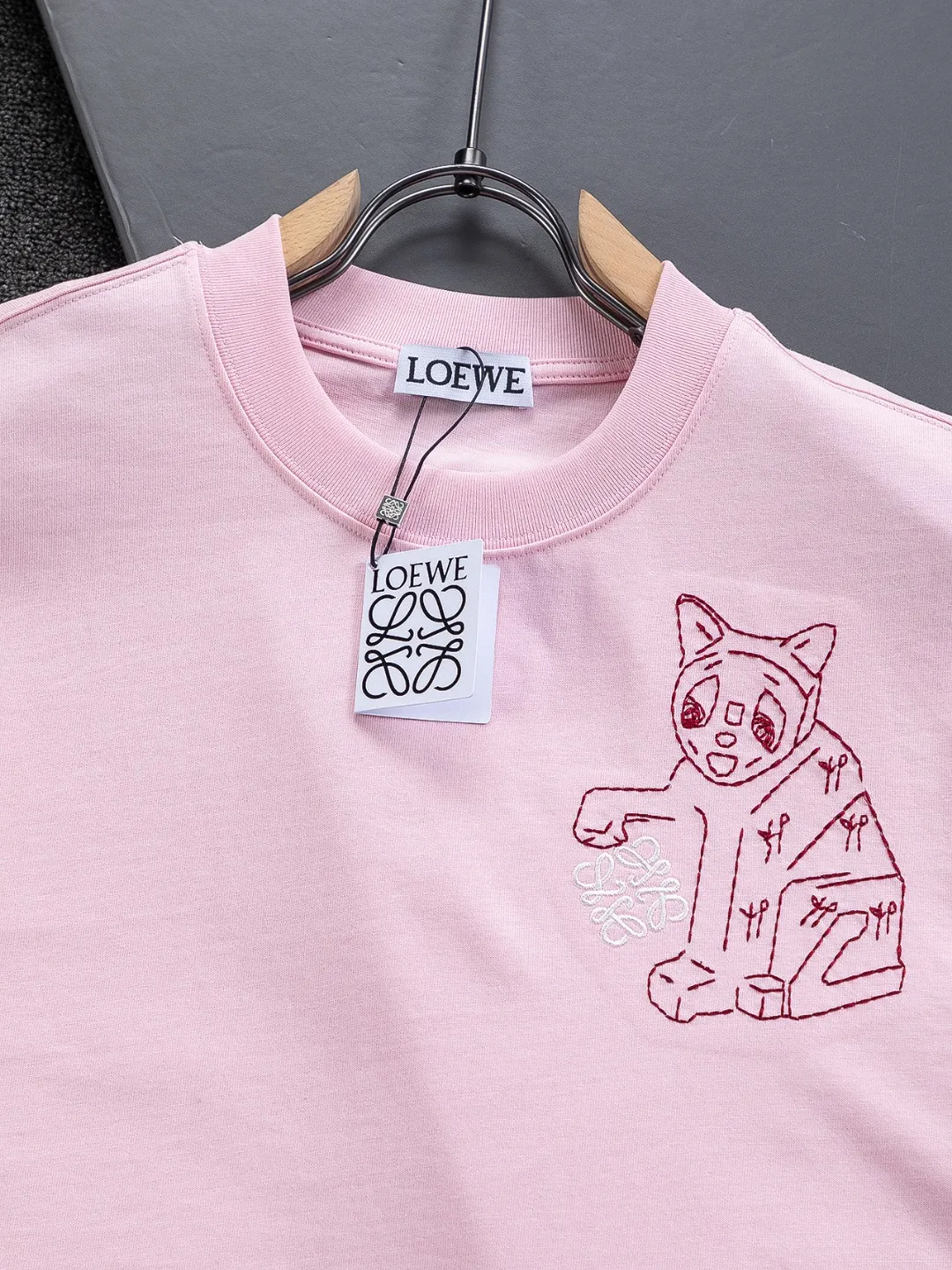 🅿️190 DIOR Dior Dior CD Micro wide version S-XL Dior 26ss official website never fails, permanent boutique LOEWE The cat logo embroidery pattern on the chest is full of details, full of childishness and artistic sense. It is made of 320g high-quality pure cotton, with an S-pattern round neck and topstitching. It is unique. Customized accessories, and the whole body is customized and developed according to the Y board... It has three labels and can control various styles, paying tribute to Dior's historic year! Coupled with the blessing of full-flower cotton material, both the upper body comfort and the existence are unparalleled. It can be said to be a must-have companion in summer. The excellent breathability and comfortable wearing feeling are unparalleled~ Recommended! ! Same style for men and women! Color: Black White Pink Size: S-XL Size chart: S: Shoulder width 50-Bust 56-Length 70 M: Shoulder width 52-Bust 57-Length 72 L: Shoulder width 54-Bust 59-Length 74 XL: Shoulder width 56-Bust 62-Length 76