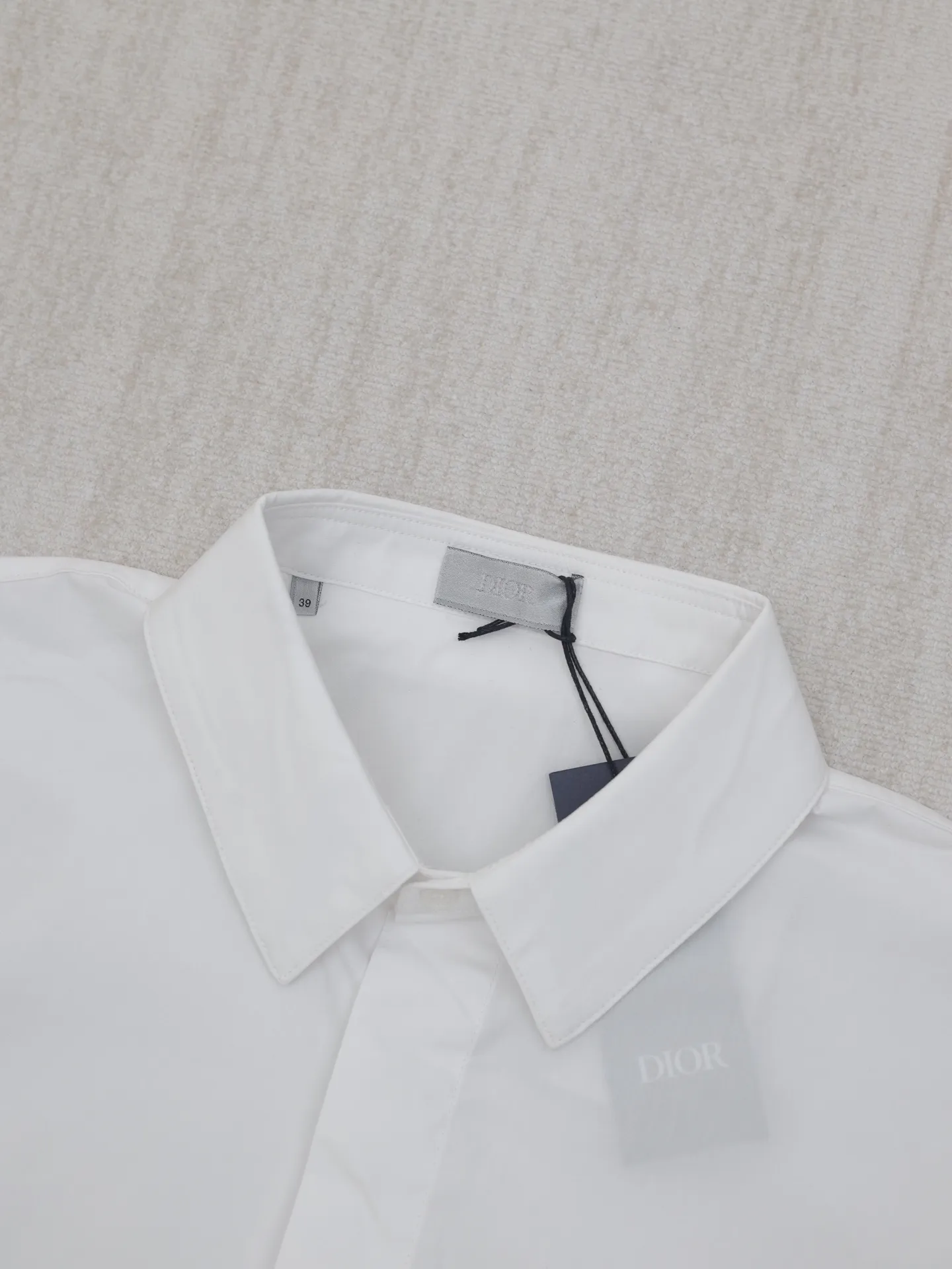 🅿️400 Dio*/Dior 25SS new spring and summer lily of the valley embroidered short-sleeved shirt. Customized high-density silky shirt material. Delicate and soft. Highlights Mr. signature, inheritance and tribute to this historic year. Uses imported machine embroidery technology. Uses advanced computer control system and precision mechanical components. High precision. Lines are smooth and delicate. Adopts side-turn buried stitching process to provide high-quality stitching effect. Smooth and neat. Neat and tidy human body three-dimensional cutting. Same style for men and women!  Size: 39/40/41/42