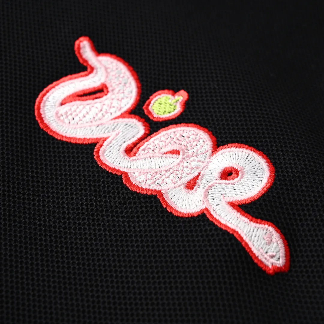 🅿️330 (Higher version) DIOR CD Inspired by DO AND KAWS limited series. The Year of the Snake graphic design reinterprets the classic logo. Contrasting logo patch at chest. The imported machine-made tatami embroidery technology makes the letter logo appear delicate and exquisite, enhancing the decorative effect. Use an embroidery machine to embroider the designed letter logo onto the patch. Unisex Size: S-L