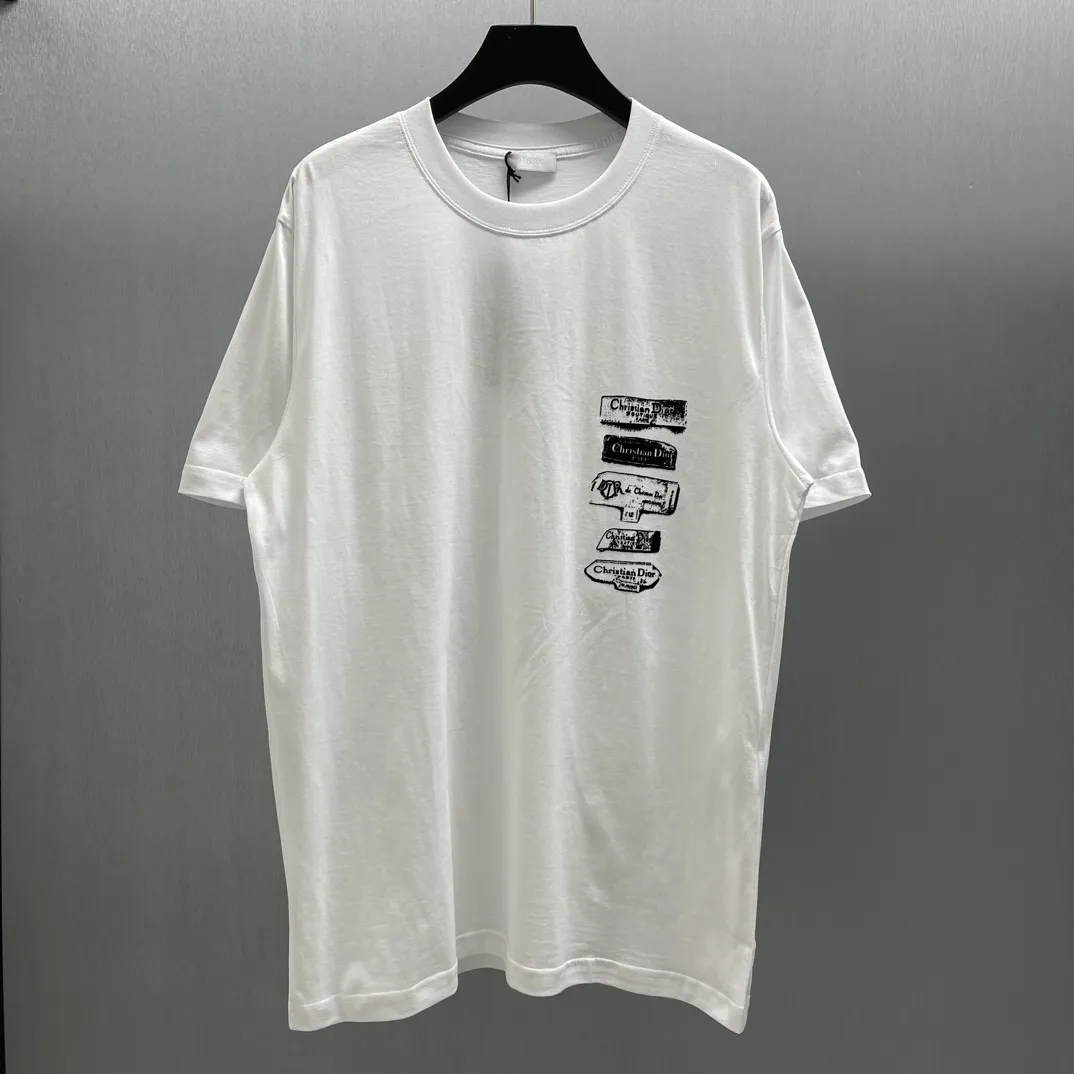 🅿️240 🧧CD Snowflake Plush Print Black T Size: S-XL This T-shirt is decorated with the Dior Archives Labels logo, reinterpreting the Dior label in a 3D printed version. Crafted from white cotton jersey