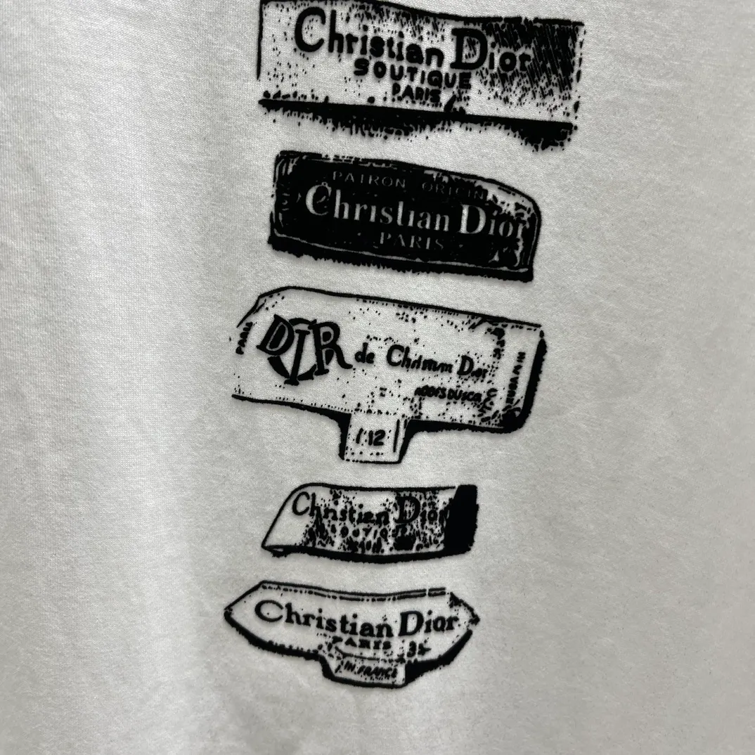 🅿️240 🧧CD Snowflake Plush Print Black T Size: S-XL This T-shirt is decorated with the Dior Archives Labels logo, reinterpreting the Dior label in a 3D printed version. Crafted from white cotton jersey