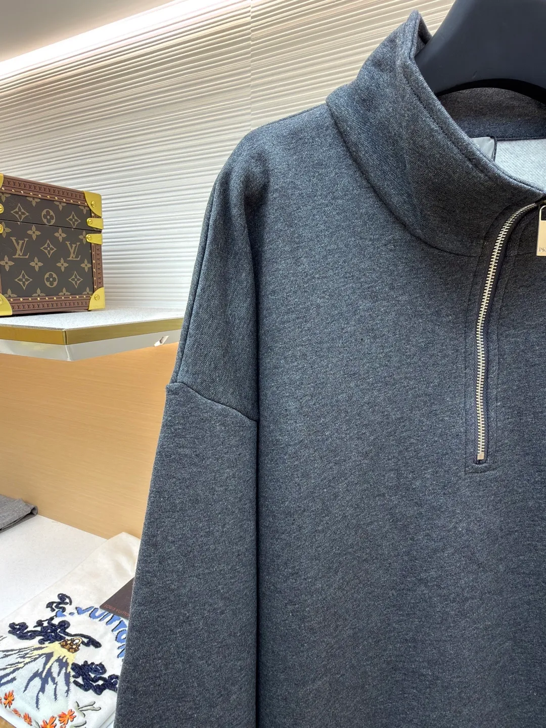 Dior embroidered gray sweatshirt ●Original version: 15,000 purchased and developed ●Item number: 1681809-A45 ●Fabric: cotton sweatshirt fabric ●Technology: embroidery production ●Version: fitted version ●Weight: about 640 grams ●Size: S-M-L-XL ●Description: Made of [26s double-ply large terry bottom cotton sweatshirt fabric], [gram weight 400g], matching [26s double yarn circular knitting machine 2*2 threads], the fabric threads are all made of [medium gray yarn custom woven and dyed], the bottom side [ Fleece, cut and washed], made into [velvet bottom], the front panel adopts [relief embossing technology], open the template according to the Y pattern, the pattern machine runs two circles of thread to lock the pattern, the overall routing is straight and delicate, the fabric is comfortable and soft, the color is consistent and there is no color difference It can be matched with the same style to create a fashionable look, and can be used in various occasions. Customized accessories, complete with three standards, same style for men and women!