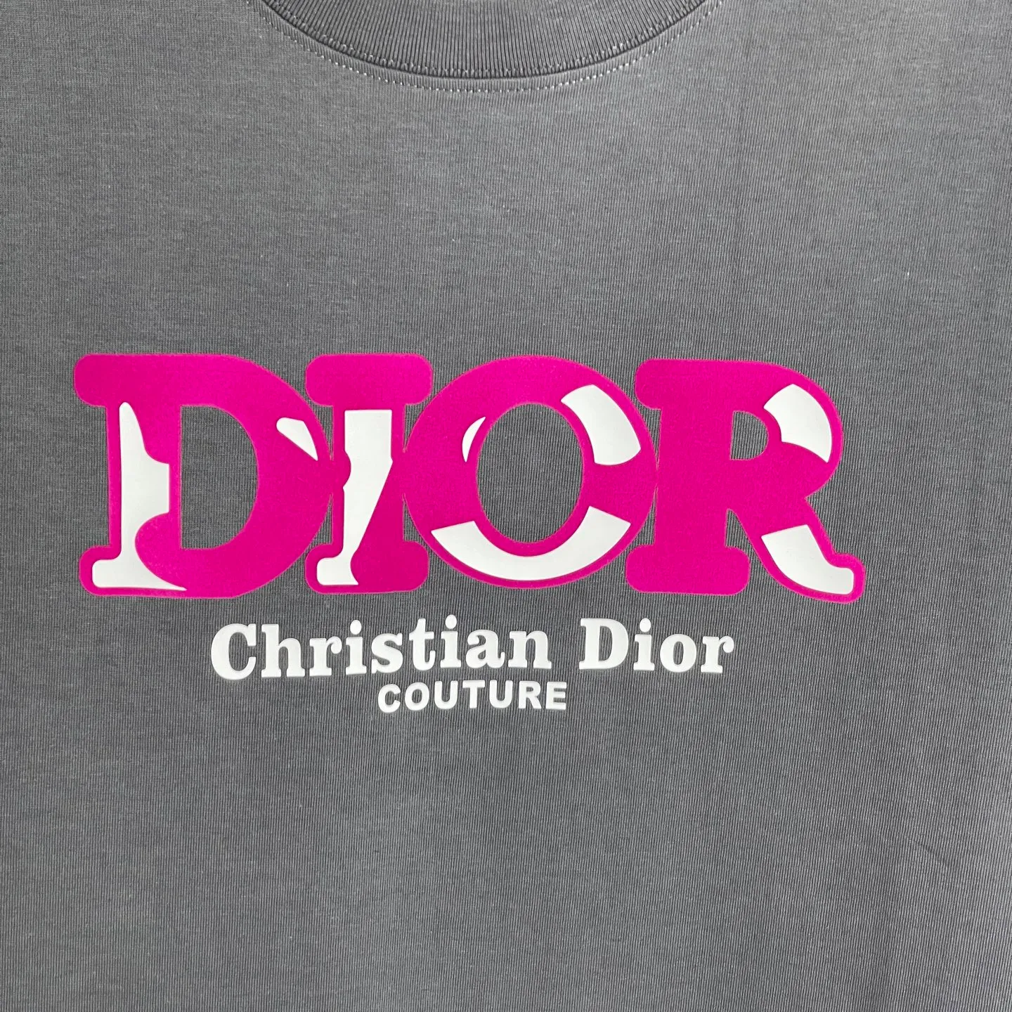 🅿️170 /C16 DIOR 300 high gram weight three-dimensional glue technology Exclusively for the new original men's casual short sleeves High-end customization High version Fashionable and versatile Imported fabrics Super soft and delicate feel Skin-friendly and comfortable to wear High-end boutique High-temperature washing process to ensure no deformation or shrinkage, summer wear, a comfortable and beautiful value! A must-have item for beauty and age reduction! Super fine and smooth surface, uniform, delicate and soft It is comfortable to wear and can easily create a cool summer look. It is easy to handle on the upper body and becomes the focus of the street in minutes. Size: S-XL Color: Black, White, Gray