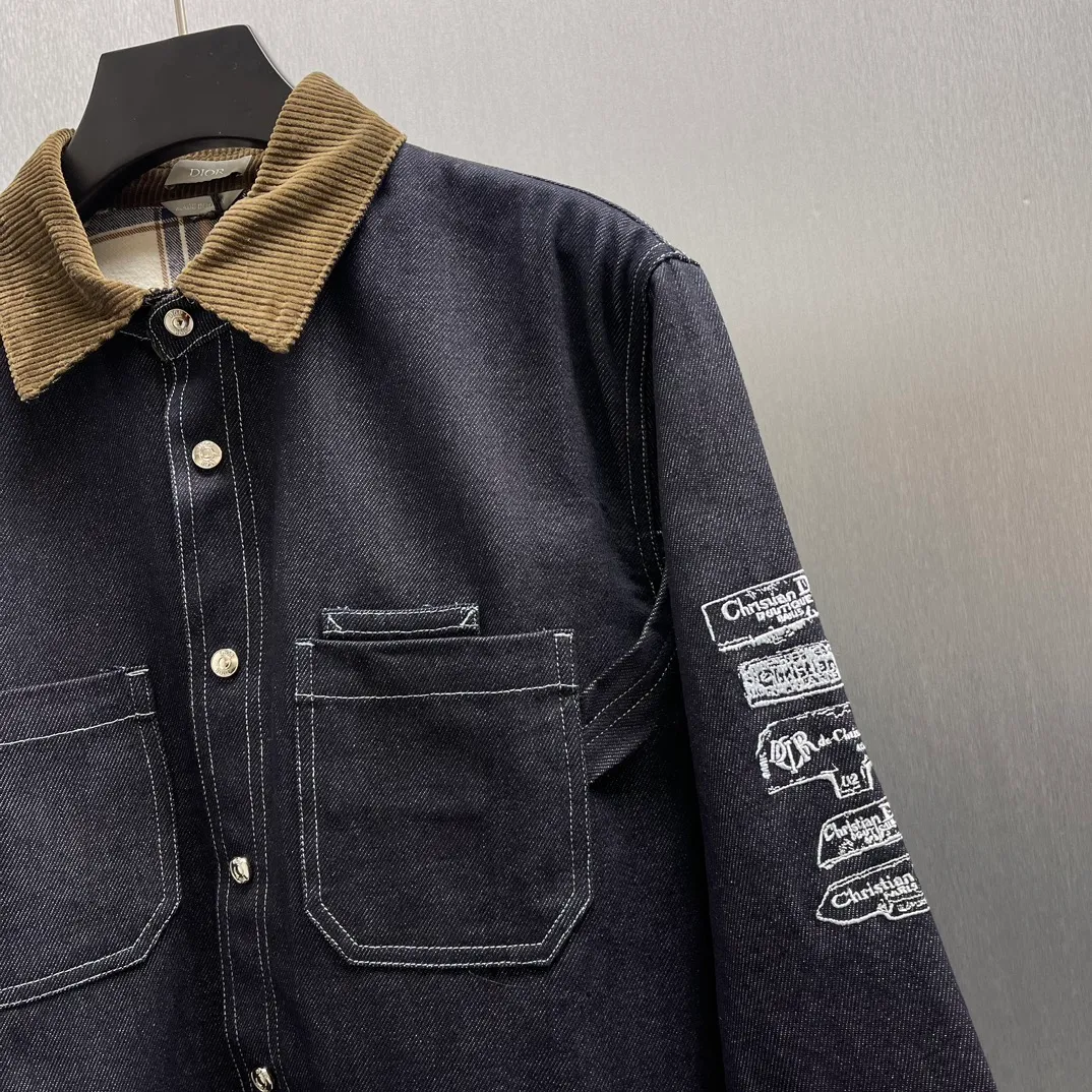 🅿️700 🧧CD Navy blue double-layer denim shirt SIZE:39-42 This jacket village shirt comes from the Dior Archives Labels series, a new interpretation of a classic item. Crafted from navy blue cotton twill, the sleeves are embroidered with the DiorArchives Labels signature, a new interpretation of the Dior label. Wear it with jeans from the collection.