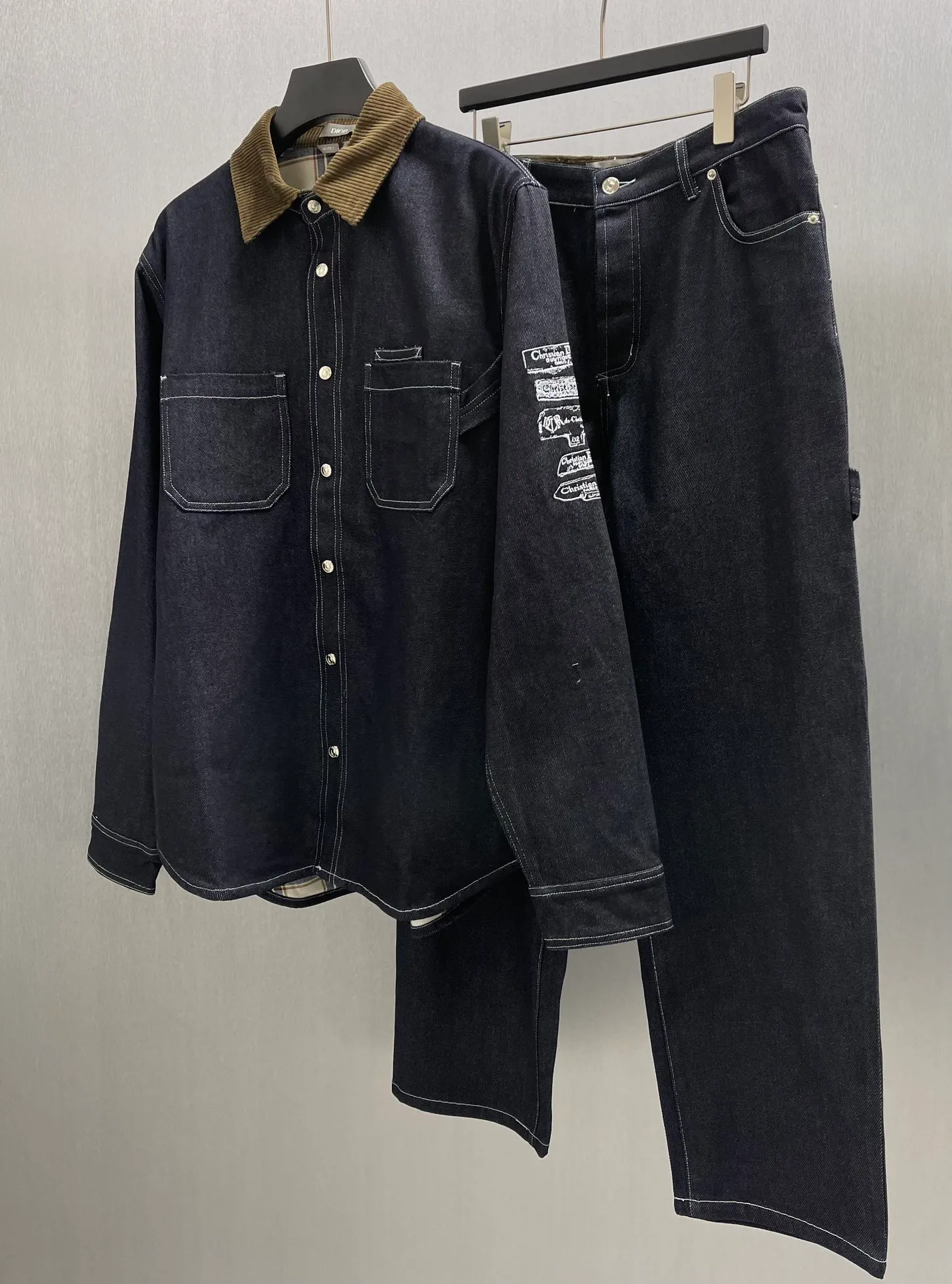 🅿️700 🧧CD Navy blue double-layer denim shirt SIZE:39-42 This jacket village shirt comes from the Dior Archives Labels series, a new interpretation of a classic item. Crafted from navy blue cotton twill, the sleeves are embroidered with the DiorArchives Labels signature, a new interpretation of the Dior label. Wear it with jeans from the collection.
