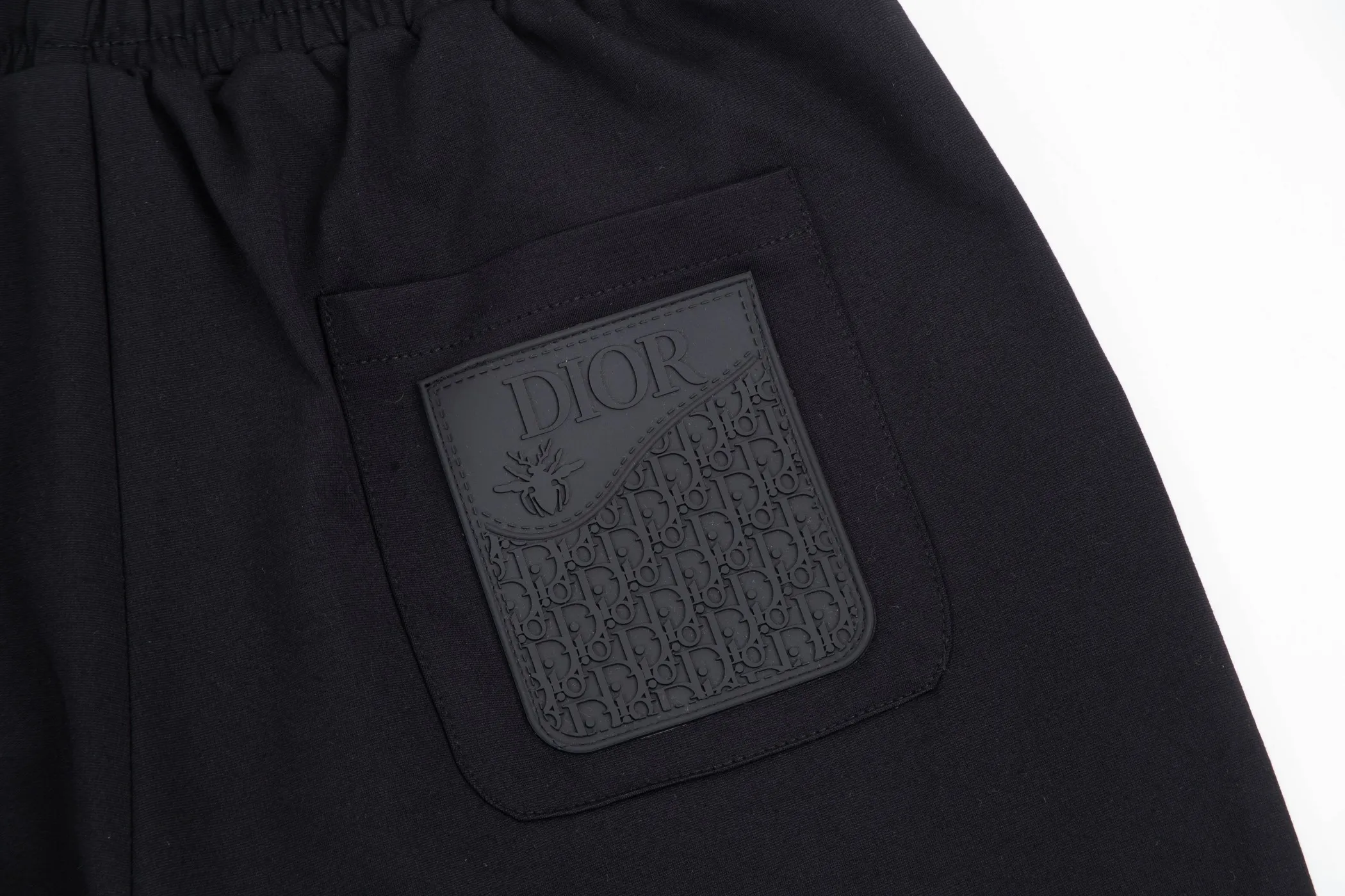 🅿️190 24SS new Dior knitted shorts, customized fabric, knitting technology and embroidered logo. The version is tight and three-dimensional, with straight stripe splicing. The customized trouser cord hardware has strong texture and smoothness. The upper body is comfortable and breathable. The concave and convex three-dimensional sense makes it suitable for fashionable and casual wear. Color: black and white. Size: M-4XL