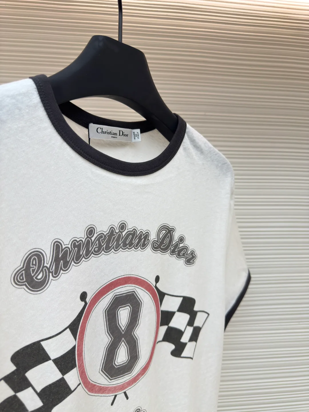 Dior printed letter T-shirt [Women's clothing] ●Authentic product: Purchased and developed by 5449 ●Item number: 1680484-X95 ●Fabric: pure cotton fabric ●Technology: printing production ●Version: fitted version ●Weight: about 140 grams ●Size: XS-S-M-L ●Description: Customized YB native cotton material Breathable and comfortable Full texture Regular short-sleeved T-shirt cut Highlights brand style Made of weight pure cotton Slightly stretchy, giving a slimming visual effect. Black threads are wrapped around the collar and cuffs to keep the tone coordinated. The iconic letter logo on the chest and black and white plaid racing elements are embellished. The brand's own simple and fashionable sense is immediately apparent. The color matching reduces age and creates a personalized style. It is stylish and stylish when worn alone. The overall wiring is straight and delicate, the fabric is comfortable and soft, and the color is consistent without color difference. It can be matched with the same style to create a fashionable look and control various occasions. Customized accessories, complete with three standards, same style for men and women!