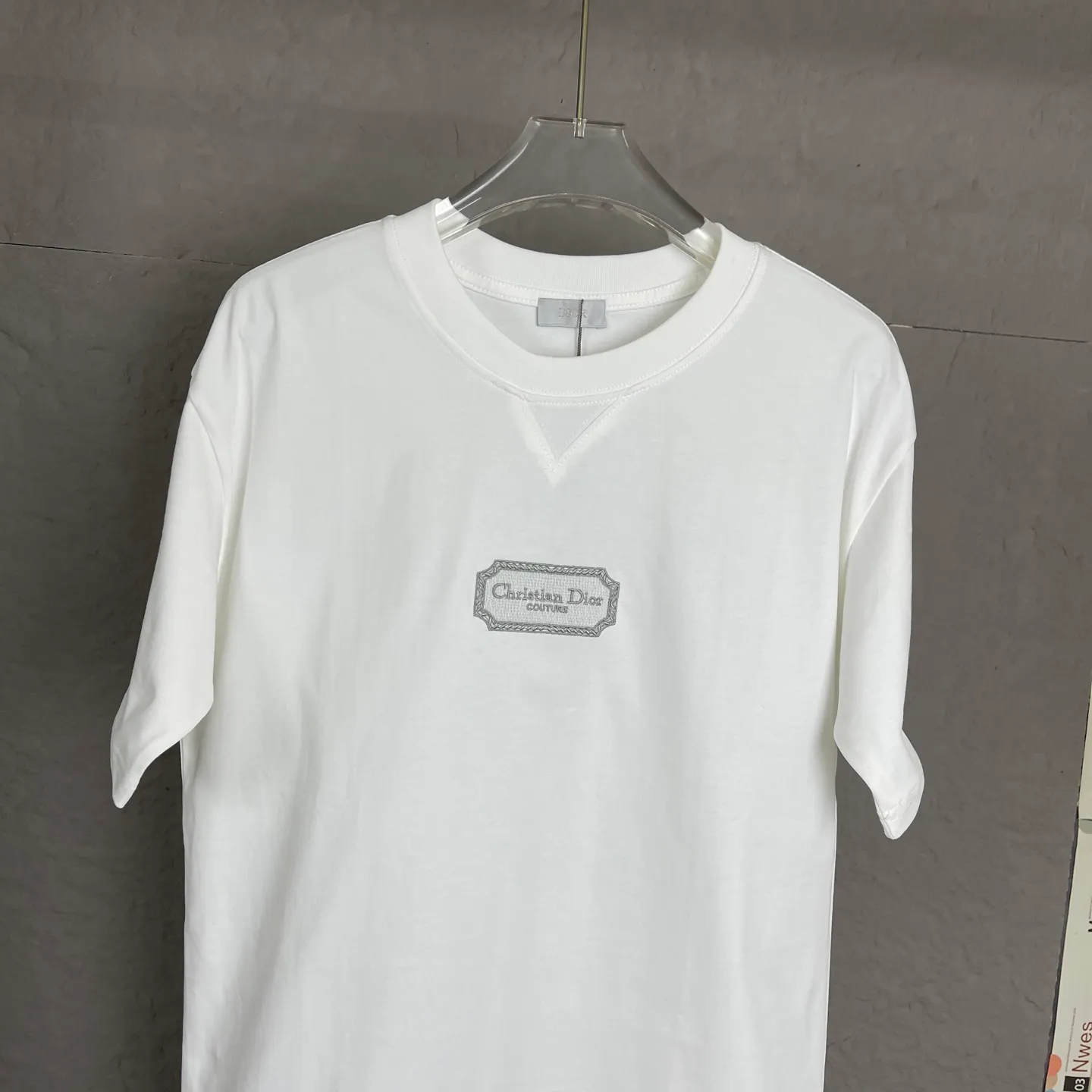 🅿️180 /A13 DIOR couture blade embroidered short-sleeved T-shirt. Exclusively customized with 300 grams of original board. Double yarn pure cotton fabric texture is very soft and comfortable. 100% different from the market's top fabrics (no shrinkage, no deformation, no pilling). Matched with 320 grams of 1x1 thread (fabric thread is dyed in the same vat, no color difference, not easy to deform). Original 1:1 version. Original 1:1 customized accessories. Collar label Care label, tag, packaging (perfect details) Size: S-XL Color: apricot, white, blue, gray, dark gray