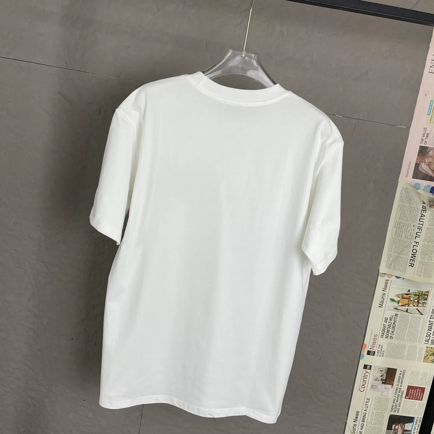 🅿️180 /A13 DIOR couture blade embroidered short-sleeved T-shirt. Exclusively customized with 300 grams of original board. Double yarn pure cotton fabric texture is very soft and comfortable. 100% different from the market's top fabrics (no shrinkage, no deformation, no pilling). Matched with 320 grams of 1x1 thread (fabric thread is dyed in the same vat, no color difference, not easy to deform). Original 1:1 version. Original 1:1 customized accessories. Collar label Care label, tag, packaging (perfect details) Size: S-XL Color: apricot, white, blue, gray, dark gray