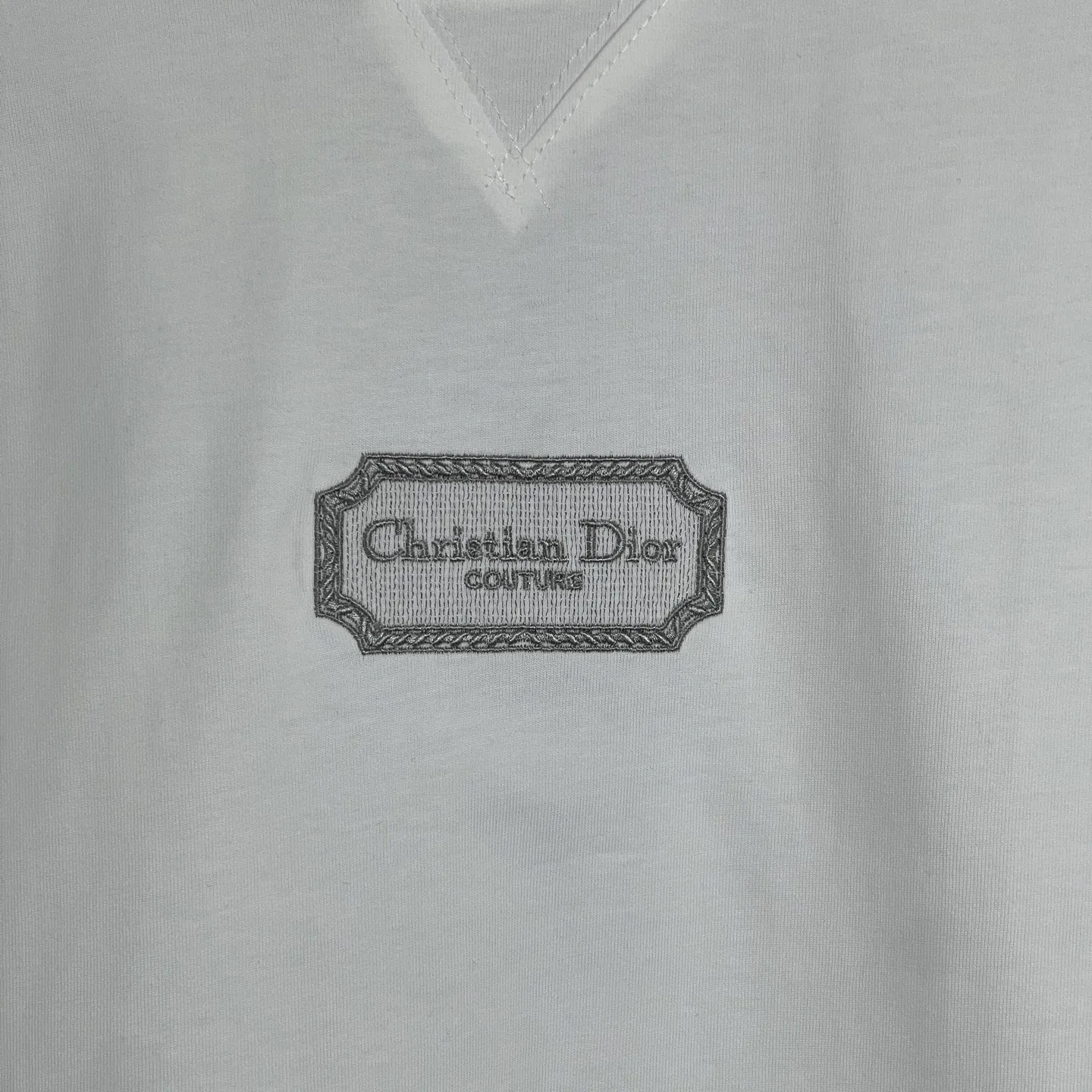 🅿️180 /A13 DIOR couture blade embroidered short-sleeved T-shirt. Exclusively customized with 300 grams of original board. Double yarn pure cotton fabric texture is very soft and comfortable. 100% different from the market's top fabrics (no shrinkage, no deformation, no pilling). Matched with 320 grams of 1x1 thread (fabric thread is dyed in the same vat, no color difference, not easy to deform). Original 1:1 version. Original 1:1 customized accessories. Collar label Care label, tag, packaging (perfect details) Size: S-XL Color: apricot, white, blue, gray, dark gray