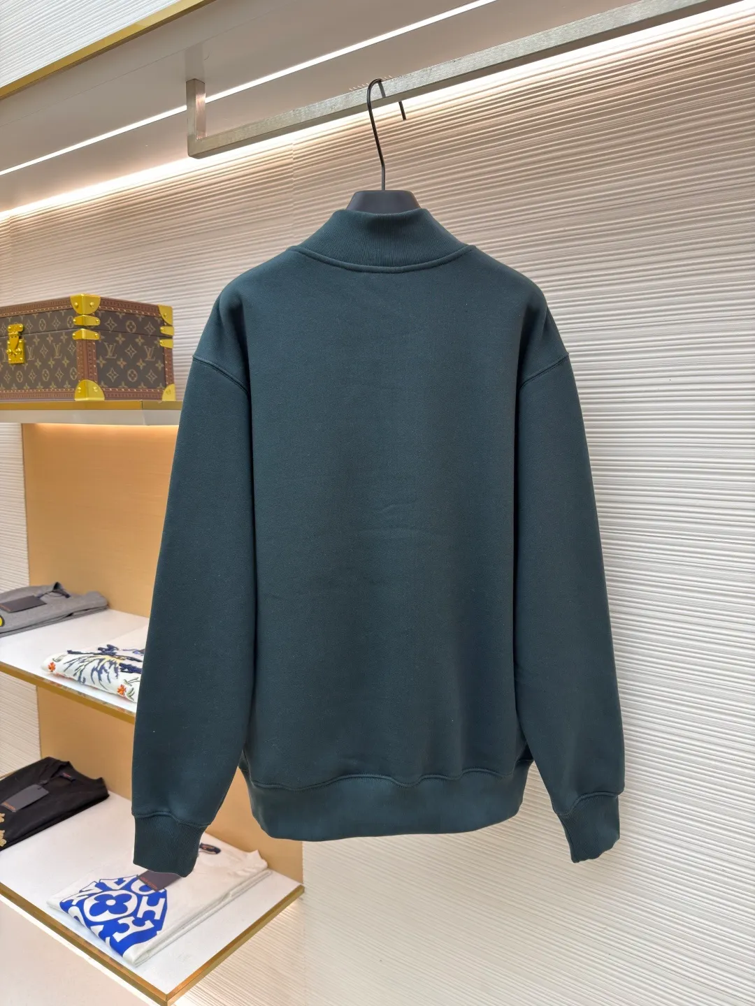 Dior half-zip logo sweatshirt ●Original version: 14,000 purchased and developed ●Item number: 1682498-A95 ●Material: pure cotton plush fabric ●Technology: twill logo embroidery production ●Color: green ●Version: fitted version ●Weight: about 685 grams ●Size: XS-S-M-L ●Description: The fabric is a heavyweight high-end sweatshirt fabric. The 26-count double yarn forms the smooth and delicate outer surface of the fabric, while the 10-count plush yarn base is precision brushed to form a layer of rich, dense skin-friendly fluff, providing excellent softness and warmth. Its extremely high weight and elasticity brought by spandex ensure the ultimate thickness, stiffness and strong elastic recovery of the collar, cuffs and hem, which is the key to creating a neat silhouette and ensuring durability. Made of twill flat stitch embroidery. This is an embroidery technique that uses parallel stitches at specific angles to fill in, creating a flat, smooth and full embroidery surface with fine diagonal texture. The brand logo is presented in a delicate, strong and textured way, and the precision of the embroidery creates a high-end contrast with the casual feel of the sweatshirt fabric. The overall wiring is straight and delicate, the fabric is comfortable and soft, and the color is consistent without color difference. It can be matched with the same style to create a fashionable look and control various occasions. Customized accessories, complete with three standards, same style for men and women!