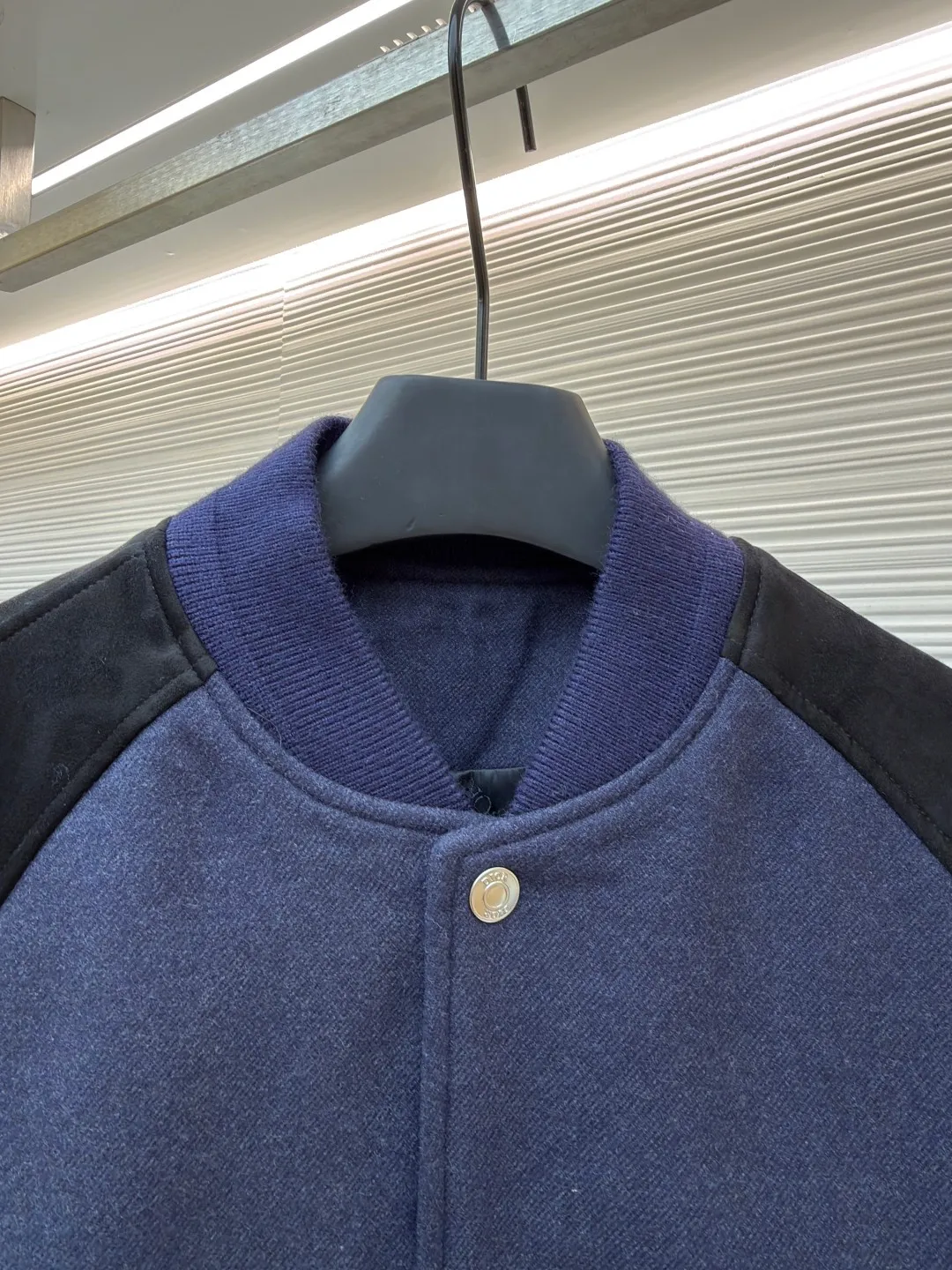 Dior embroidered baseball jacket ●Original version: Purchased and developed for 39000 ●Item number: 1682364-C30 ●Fabric: cotton fabric ●Technology: embroidery production ●Color: blue ●Version: fitted version ●Weight: about 1320 grams ●Size: S-M-L-XL ●Description: This Dior baseball jacket is made of high-end blended wool and matte suede. The main body of the jacket is made of 380g high-density wool fabric. It has been pre-shrunk and steam-shaped to ensure a crisp shape and is not easily deformed. The black raglan sleeves are made of imported frosted suede and are hand-edged to create a fine suede texture, which is soft to the touch and wear-resistant. The collar, cuffs and hem are made of high-elastic ribbed fabric. The custom-woven and dyed process accurately matches the navy blue color of the body and has excellent resilience. The front placket uses customized metal snaps, which are electroplated and glaze-sealed to prevent oxidation. The three-dimensional embroidered brand logo on the back is completed by hand hooking. The distance between each stitch is controlled within 0.3cm, and the lines are smooth and three-dimensional. The side seam invisible zipper pocket adopts double-needle hemming technology, and the inner lining is made of breathable cotton blend material. The overall tailoring follows ergonomics, and the splicing joints are reinforced by hand punching, taking into account the craftsmanship details and wearing practicality. The overall wiring is straight and delicate, the fabric is comfortable and soft, and the color is consistent without color difference. It can be matched with the same style to create a fashionable look and control various occasions. Customized accessories, complete with three standards, same style for men and women!