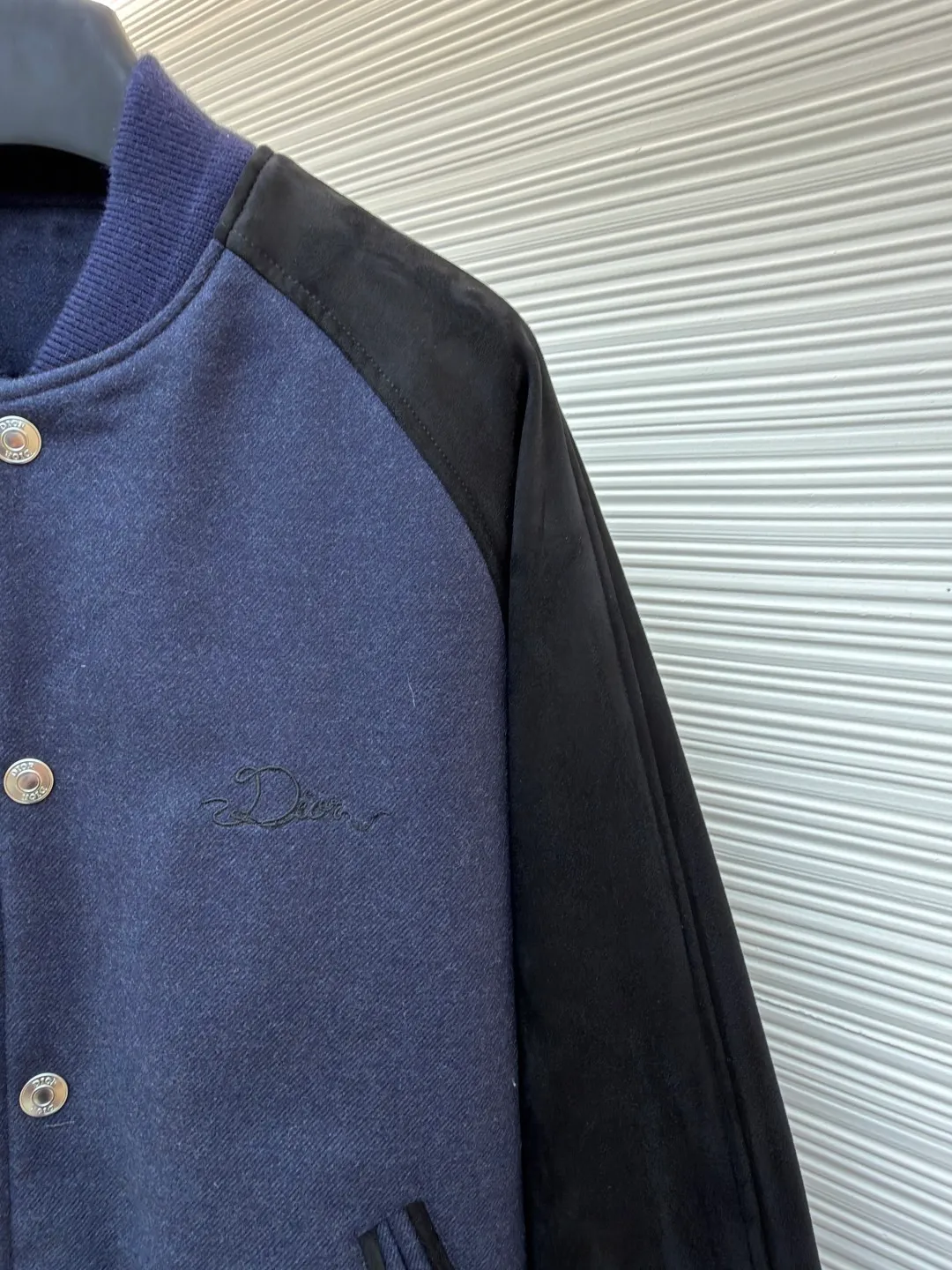 Dior embroidered baseball jacket ●Original version: Purchased and developed for 39000 ●Item number: 1682364-C30 ●Fabric: cotton fabric ●Technology: embroidery production ●Color: blue ●Version: fitted version ●Weight: about 1320 grams ●Size: S-M-L-XL ●Description: This Dior baseball jacket is made of high-end blended wool and matte suede. The main body of the jacket is made of 380g high-density wool fabric. It has been pre-shrunk and steam-shaped to ensure a crisp shape and is not easily deformed. The black raglan sleeves are made of imported frosted suede and are hand-edged to create a fine suede texture, which is soft to the touch and wear-resistant. The collar, cuffs and hem are made of high-elastic ribbed fabric. The custom-woven and dyed process accurately matches the navy blue color of the body and has excellent resilience. The front placket uses customized metal snaps, which are electroplated and glaze-sealed to prevent oxidation. The three-dimensional embroidered brand logo on the back is completed by hand hooking. The distance between each stitch is controlled within 0.3cm, and the lines are smooth and three-dimensional. The side seam invisible zipper pocket adopts double-needle hemming technology, and the inner lining is made of breathable cotton blend material. The overall tailoring follows ergonomics, and the splicing joints are reinforced by hand punching, taking into account the craftsmanship details and wearing practicality. The overall wiring is straight and delicate, the fabric is comfortable and soft, and the color is consistent without color difference. It can be matched with the same style to create a fashionable look and control various occasions. Customized accessories, complete with three standards, same style for men and women!