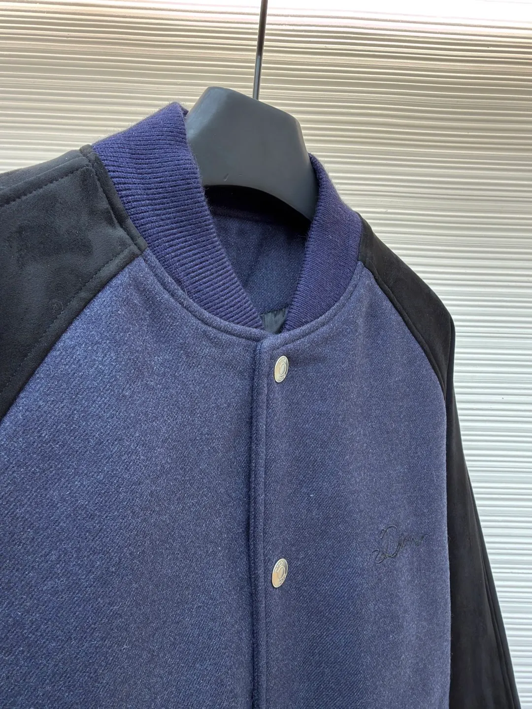 Dior embroidered baseball jacket ●Original version: Purchased and developed for 39000 ●Item number: 1682364-C30 ●Fabric: cotton fabric ●Technology: embroidery production ●Color: blue ●Version: fitted version ●Weight: about 1320 grams ●Size: S-M-L-XL ●Description: This Dior baseball jacket is made of high-end blended wool and matte suede. The main body of the jacket is made of 380g high-density wool fabric. It has been pre-shrunk and steam-shaped to ensure a crisp shape and is not easily deformed. The black raglan sleeves are made of imported frosted suede and are hand-edged to create a fine suede texture, which is soft to the touch and wear-resistant. The collar, cuffs and hem are made of high-elastic ribbed fabric. The custom-woven and dyed process accurately matches the navy blue color of the body and has excellent resilience. The front placket uses customized metal snaps, which are electroplated and glaze-sealed to prevent oxidation. The three-dimensional embroidered brand logo on the back is completed by hand hooking. The distance between each stitch is controlled within 0.3cm, and the lines are smooth and three-dimensional. The side seam invisible zipper pocket adopts double-needle hemming technology, and the inner lining is made of breathable cotton blend material. The overall tailoring follows ergonomics, and the splicing joints are reinforced by hand punching, taking into account the craftsmanship details and wearing practicality. The overall wiring is straight and delicate, the fabric is comfortable and soft, and the color is consistent without color difference. It can be matched with the same style to create a fashionable look and control various occasions. Customized accessories, complete with three standards, same style for men and women!