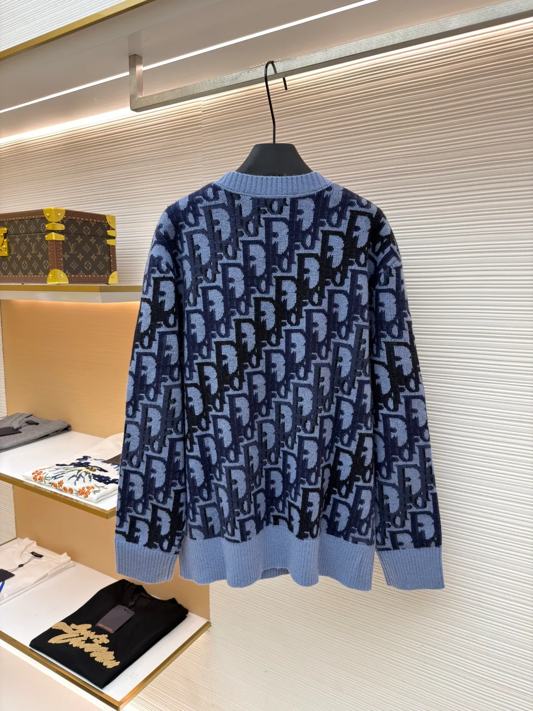 Dior Oblique pattern sweater ●Original version: Purchased and developed by 13246 ●Item number: 1681309-A95 ●Fabric: wool blended fabric ●Technology: knitting ●Color: blue gray + light blue ●Version: fitted version ●Weight: about 580 grams ●Size: XS-S-M-L ●Description: Dior Oblique pattern sweater, cashmere mixed with mulberry silk material, soft and warm, super comfortable to wear in autumn and winter! Classic Oblique lettering, monogram pattern, blue gray + light blue color, low-key and recognizable, round collar design, versatile and easy to use for daily commuting or leisure. Full of brand feel. It looks great with trousers or jeans. It is practical and stylish. It is a must-have item in the wardrobe! The overall line is straight and delicate, the fabric is comfortable and soft, and the color is consistent with no color difference. It can be matched with the same style to create a fashionable look and control various occasions. Customized accessories, complete with three standards, the same style for men and women!