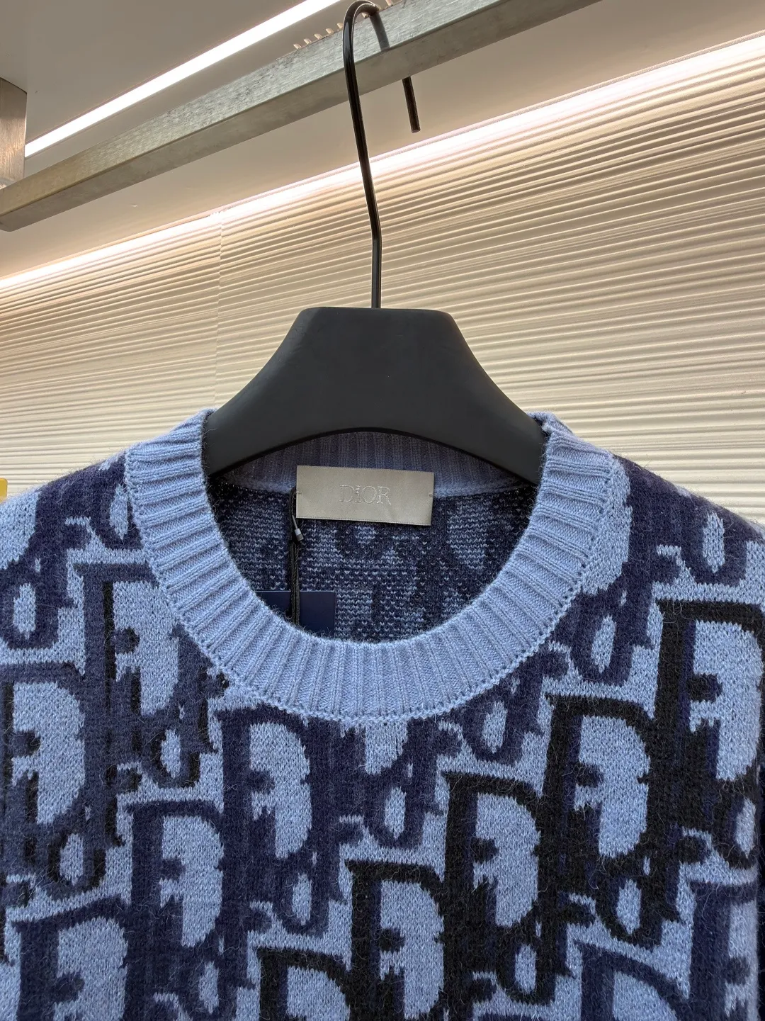 Dior Oblique pattern sweater ●Original version: Purchased and developed by 13246 ●Item number: 1681309-A95 ●Fabric: wool blended fabric ●Technology: knitting ●Color: blue gray + light blue ●Version: fitted version ●Weight: about 580 grams ●Size: XS-S-M-L ●Description: Dior Oblique pattern sweater, cashmere mixed with mulberry silk material, soft and warm, super comfortable to wear in autumn and winter! Classic Oblique lettering, monogram pattern, blue gray + light blue color, low-key and recognizable, round collar design, versatile and easy to use for daily commuting or leisure. Full of brand feel. It looks great with trousers or jeans. It is practical and stylish. It is a must-have item in the wardrobe! The overall line is straight and delicate, the fabric is comfortable and soft, and the color is consistent with no color difference. It can be matched with the same style to create a fashionable look and control various occasions. Customized accessories, complete with three standards, the same style for men and women!