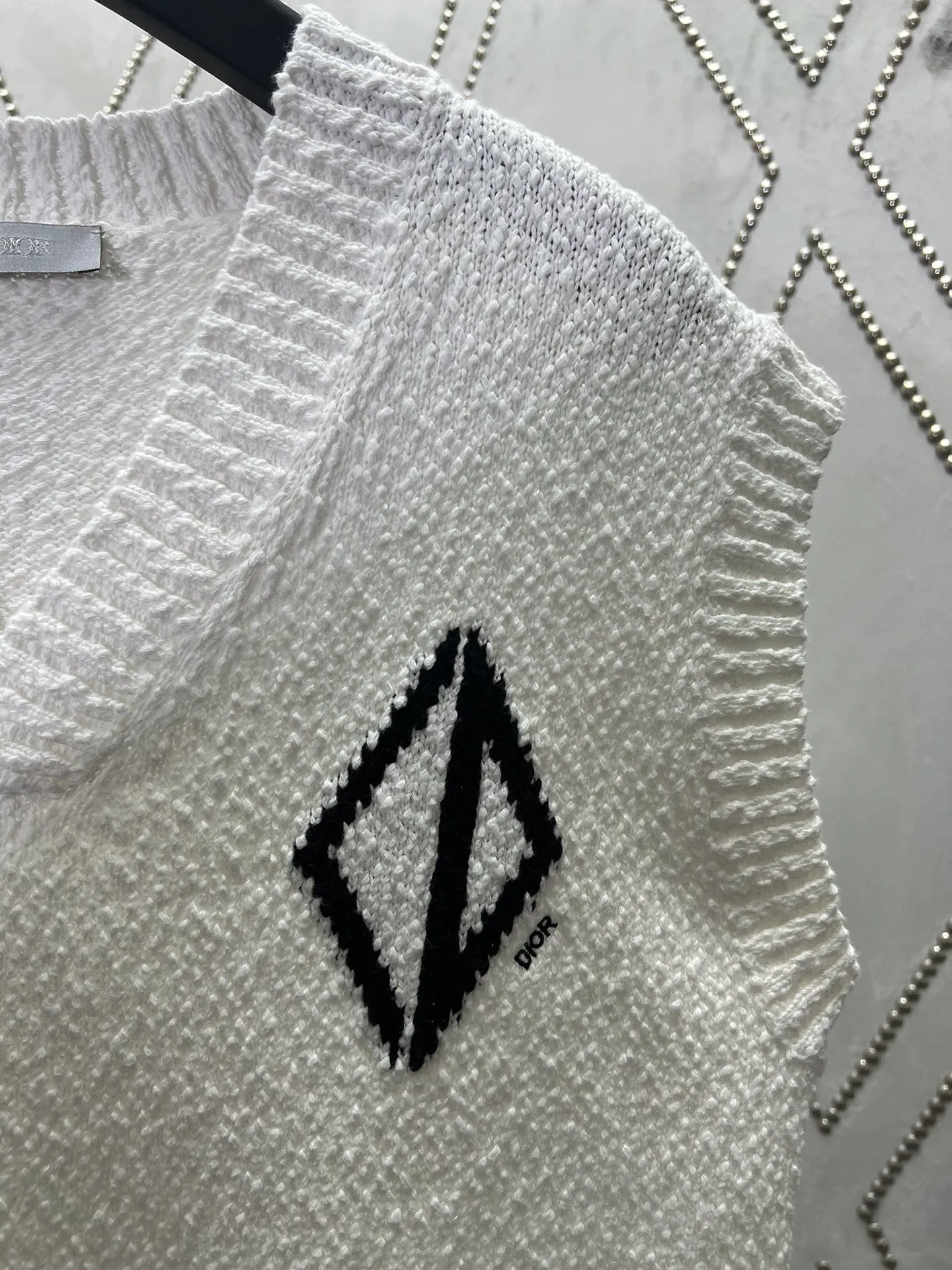 🅿️400 Dior 25ss new CD Diamond knitted vest is a new product in the 2025 autumn men's wear series, inspired by the world of tennis. Crafted from white cotton jersey, it features the CD Diamond logo embroidered on the chest and a contrasting stripe pattern accentuating the hem. Wear it with a T-shirt or a more formal shirt for a casual silhouette. Size: S.M.L.XL.
