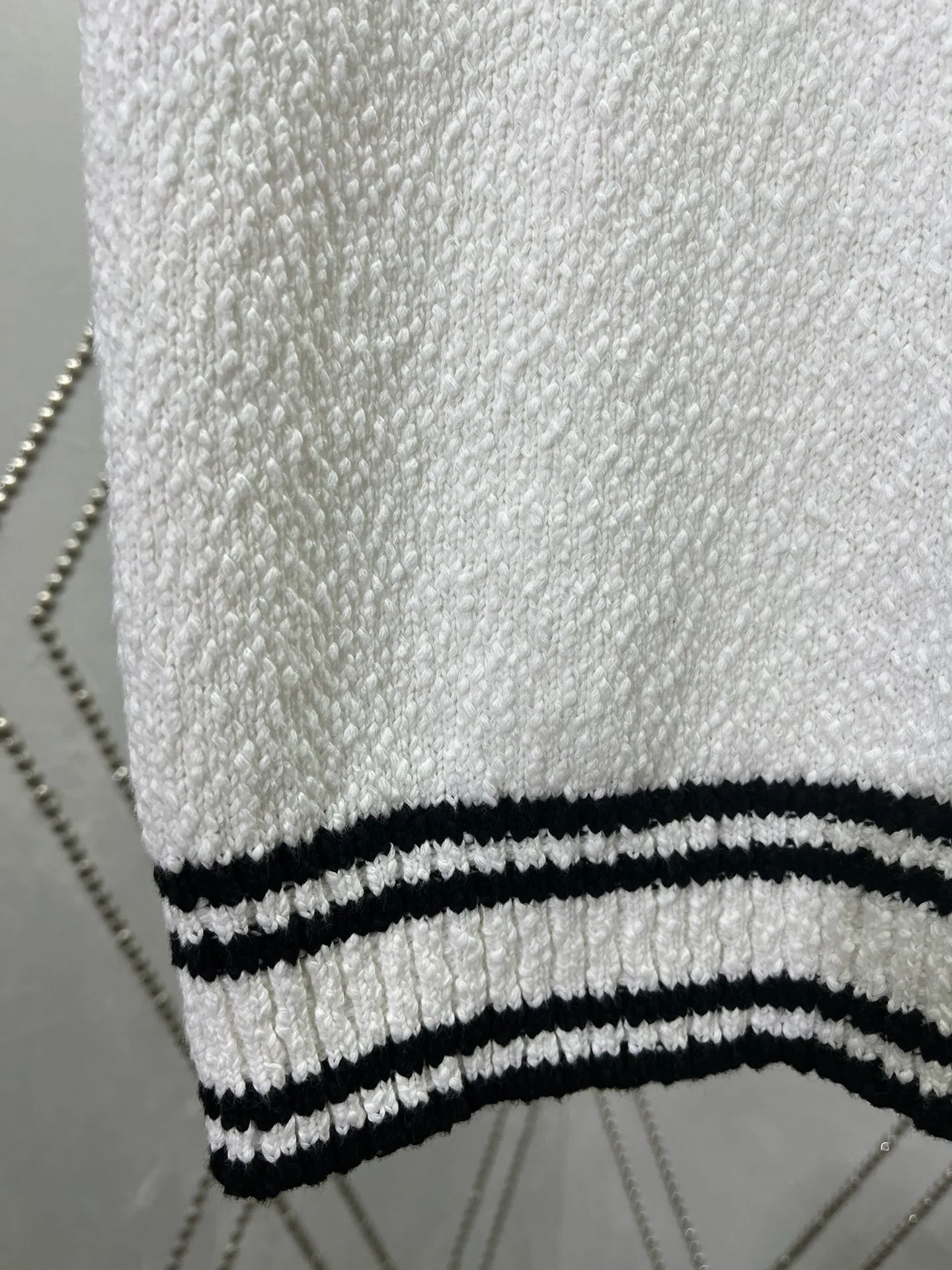 🅿️400 Dior 25ss new CD Diamond knitted vest is a new product in the 2025 autumn men's wear series, inspired by the world of tennis. Crafted from white cotton jersey, it features the CD Diamond logo embroidered on the chest and a contrasting stripe pattern accentuating the hem. Wear it with a T-shirt or a more formal shirt for a casual silhouette. Size: S.M.L.XL.