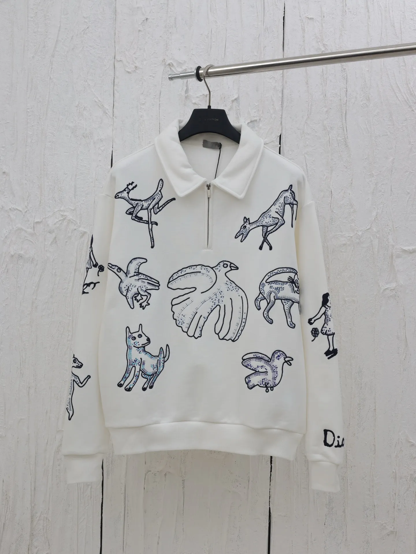 🅿️470 Dio*/Dior embroidered zipper lapel sweatshirt. Customized pure cotton fabric, soft and delicate to the touch. It is comfortable and breathable to wear, and the texture and comfort are at its peak. The whole garment is designed with animal and flower embroidery patterns, luxurious and heavy work. The zipper design on the collar allows for freedom of wearing and taking off. Versatile and casual, the upper body is very good, the same size for men and women. Size: S/M/L/XL