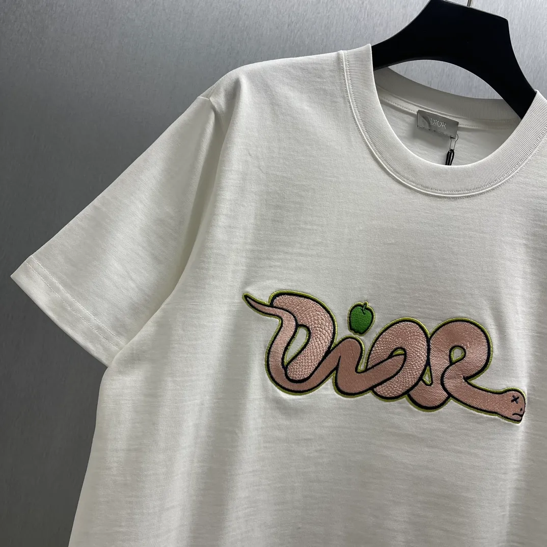 🅿️320 🧧CD 🐍Year Limited Colorful Embroidery🐍Short Sleeve Size: S-L This T-shirt is from the DIOR AND KAWS limited series. Crafted from white and yellow cotton jersey, it features pink and yellow DIOR AND KAWS embroidery on the chest and back, reinterpreting the Dior logo as a colorful snake. The hem highlights the contrasting design and can be paired with the limited collection of trousers for a stylish look.