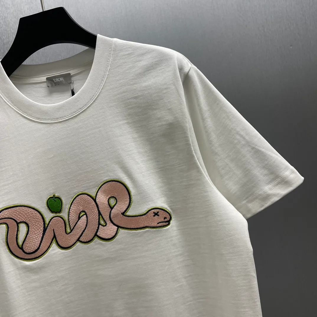 🅿️320 🧧CD 🐍Year Limited Colorful Embroidery🐍Short Sleeve Size: S-L This T-shirt is from the DIOR AND KAWS limited series. Crafted from white and yellow cotton jersey, it features pink and yellow DIOR AND KAWS embroidery on the chest and back, reinterpreting the Dior logo as a colorful snake. The hem highlights the contrasting design and can be paired with the limited collection of trousers for a stylish look.