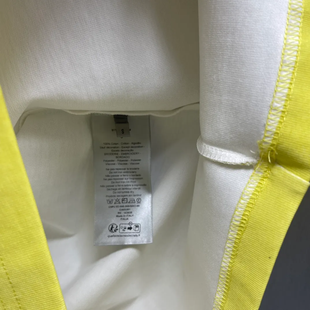 🅿️320 🧧CD 🐍Year Limited Colorful Embroidery🐍Short Sleeve Size: S-L This T-shirt is from the DIOR AND KAWS limited series. Crafted from white and yellow cotton jersey, it features pink and yellow DIOR AND KAWS embroidery on the chest and back, reinterpreting the Dior logo as a colorful snake. The hem highlights the contrasting design and can be paired with the limited collection of trousers for a stylish look.