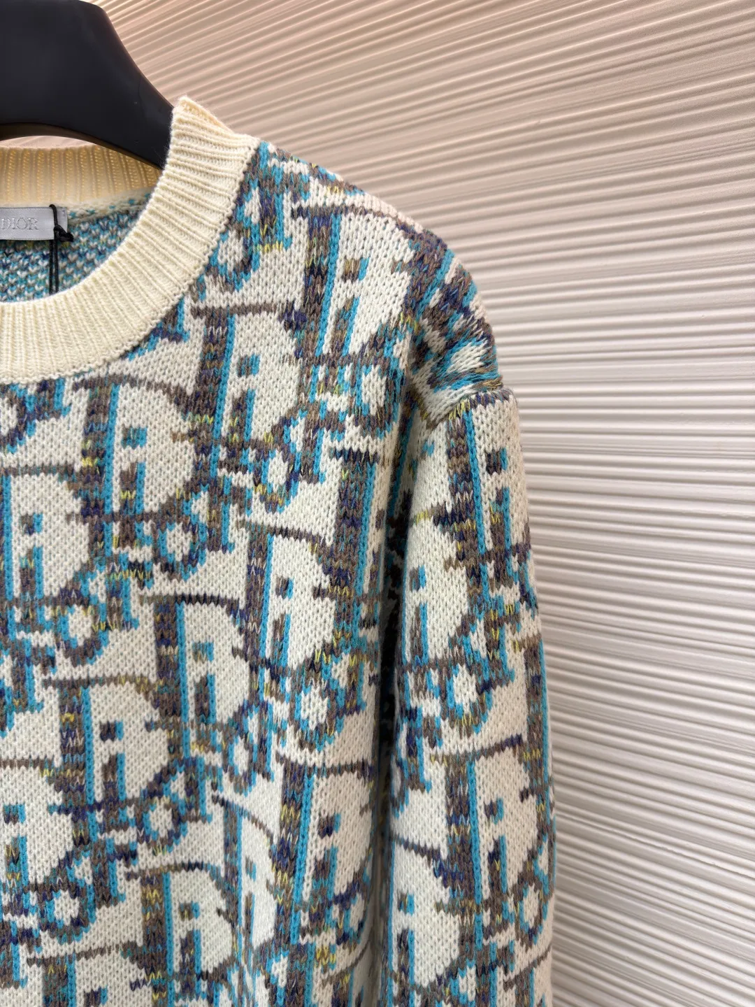 Dior presbyopic crew neck sweater ●Original version: purchased and developed for 14,000 ●Item number: 1681284-A85 ●Fabric: wool blended fabric ●Technology: jacquard weaving ●Version: fitted version ●Weight: about 700 grams ●Size: S-M-L ●Description: The wool is custom-dyed with imported premium 100% wool yarn, and jacquard weaving is carried out using an imported 5-gauge wool loom. A single piece takes 190 minutes, and is woven at a parallel and even speed. The whole piece of clothing is clear. The drawings are drawn by experienced masters, and the pattern is positioned according to YB. Specific three-label washing. The overall wiring is straight and delicate. The fabric is comfortable and soft, and the color is consistent without color difference. It can be matched with the same style to create a fashionable look, and can be used in various occasions. Customized accessories, complete with three standards, same style for men and women!