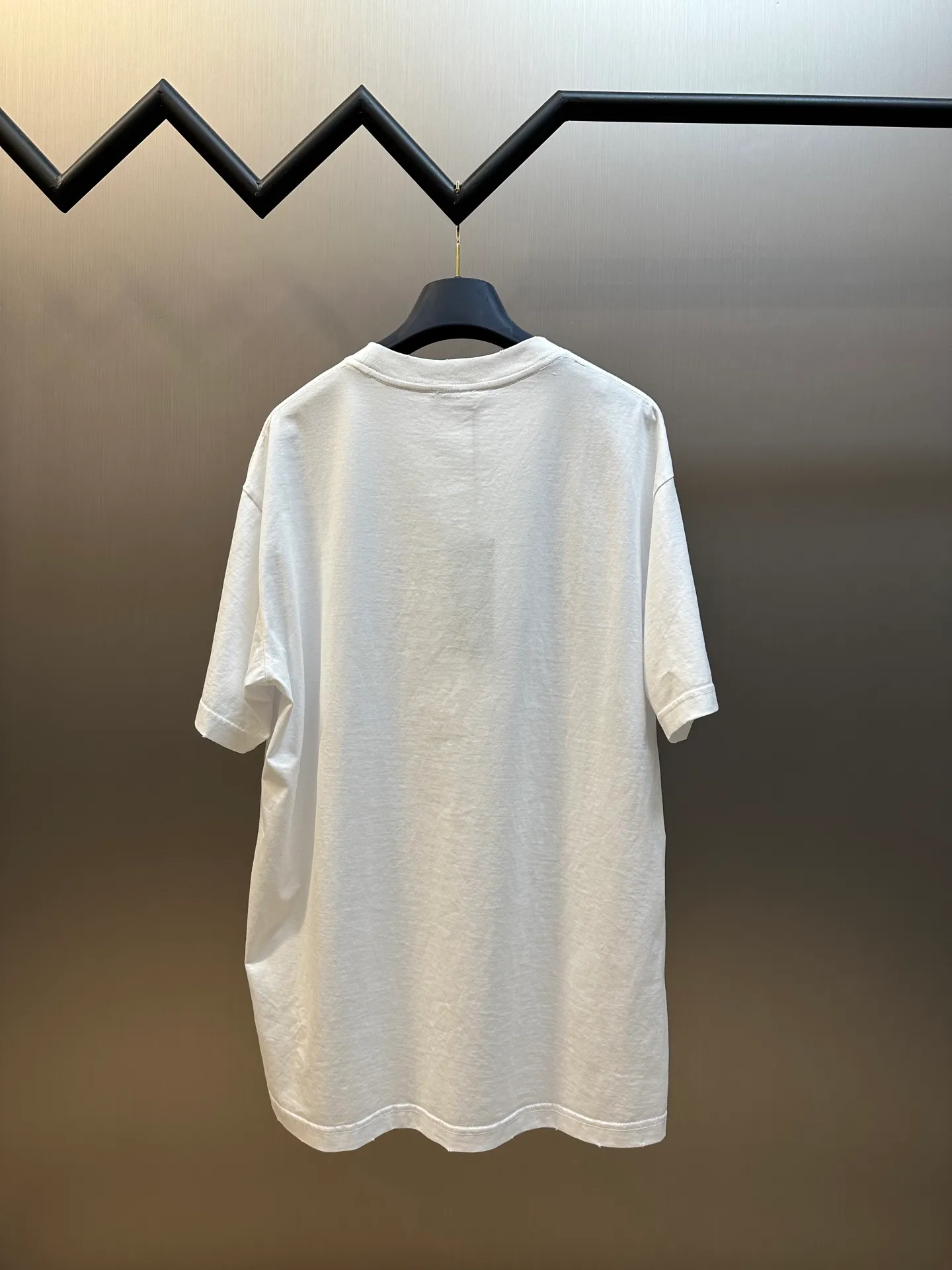 🅿️280 Dior Bad Dot Print Letter Short Sleeve This Christian Dior Couture short sleeve is a new product of the 25th autumn men's wear series, adding a fashionable temperament to the classic items in the wardrobe. Crafted from distressed-effect cotton jersey, it's enhanced with a Christian Dior Couture signature print on the chest. Wear it with jeans or shorts for a casual look.  size：xs s m l