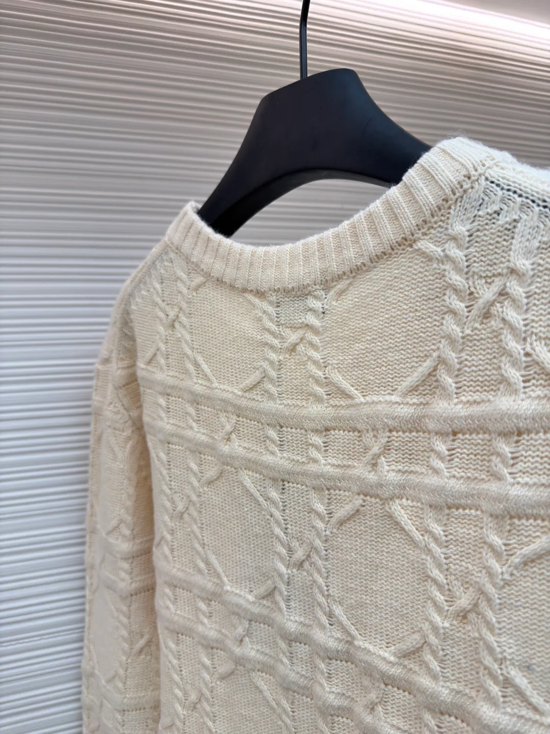 DIOR cashmere fabric cannage pattern sweater ●Original version: 22000 purchased and developed ●Item number: 1681445-B40 ●Fabric: wool blended fabric ●Technology: knitted ●Color: off-white ●Version: fitted version ●Weight: about 640 grams ●Size: S-M-L-XL ●Description: This sweater is made of high-quality wool blended fabric and uses precision jacquard knitting technology to present the brand's iconic texture pattern, which is soft to the touch and has excellent warmth retention. The round neck structure is processed by overlocking technology, and the neckline fits the neck and is not easily deformed. The overall knitting process adopts high-density weaving method, the jacquard texture is three-dimensional and uniform, and the body is smooth without missing stitches. From fabric selection to detailed control of jacquard craftsmanship, every process reflects Dior's ultimate pursuit of craftsmanship precision and luxurious style. It not only retains the classic warmth of knitted sweaters, but also demonstrates the brand's high recognition through unique jacquard design. It is a fusion of knitting craftsmanship and high-end fashion design. The overall wiring is straight and delicate, the fabric is comfortable and soft, and the color is consistent without color difference. It can be matched with the same style to create a fashionable look and control various occasions. Customized accessories, complete with three standards, same style for men and women!
