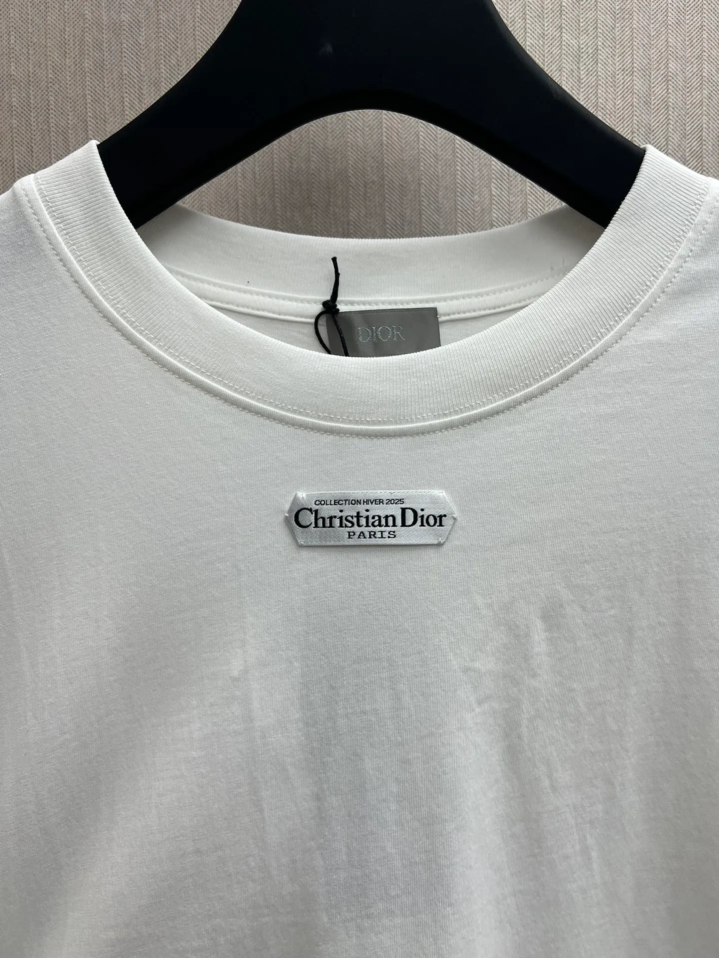 🅿️290 Dior 25ss new T-shirt is a new product of the 2025 winter men's wear series. It is decorated with a Christian Dior Paris logo label inspired by the spirit of Dior haute couture to enhance the style and pay tribute to the extraordinary craftsmanship of the Dior workshop. Crafted from white cotton jersey with a ribbed crew neck and cuffs, it can be worn with track pants for a casual look. Size: S.M.L.XL.