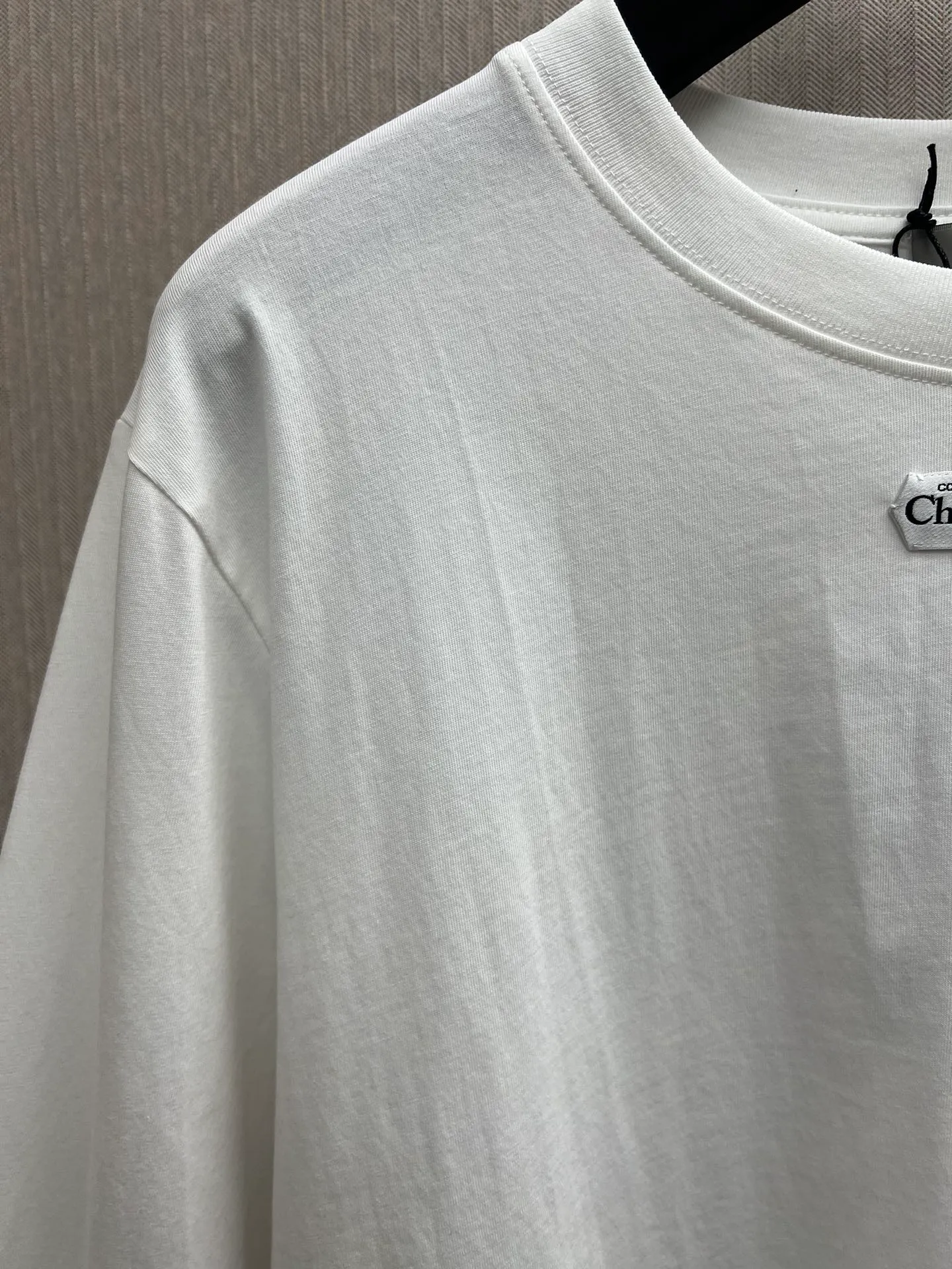🅿️290 Dior 25ss new T-shirt is a new product of the 2025 winter men's wear series. It is decorated with a Christian Dior Paris logo label inspired by the spirit of Dior haute couture to enhance the style and pay tribute to the extraordinary craftsmanship of the Dior workshop. Crafted from white cotton jersey with a ribbed crew neck and cuffs, it can be worn with track pants for a casual look. Size: S.M.L.XL.