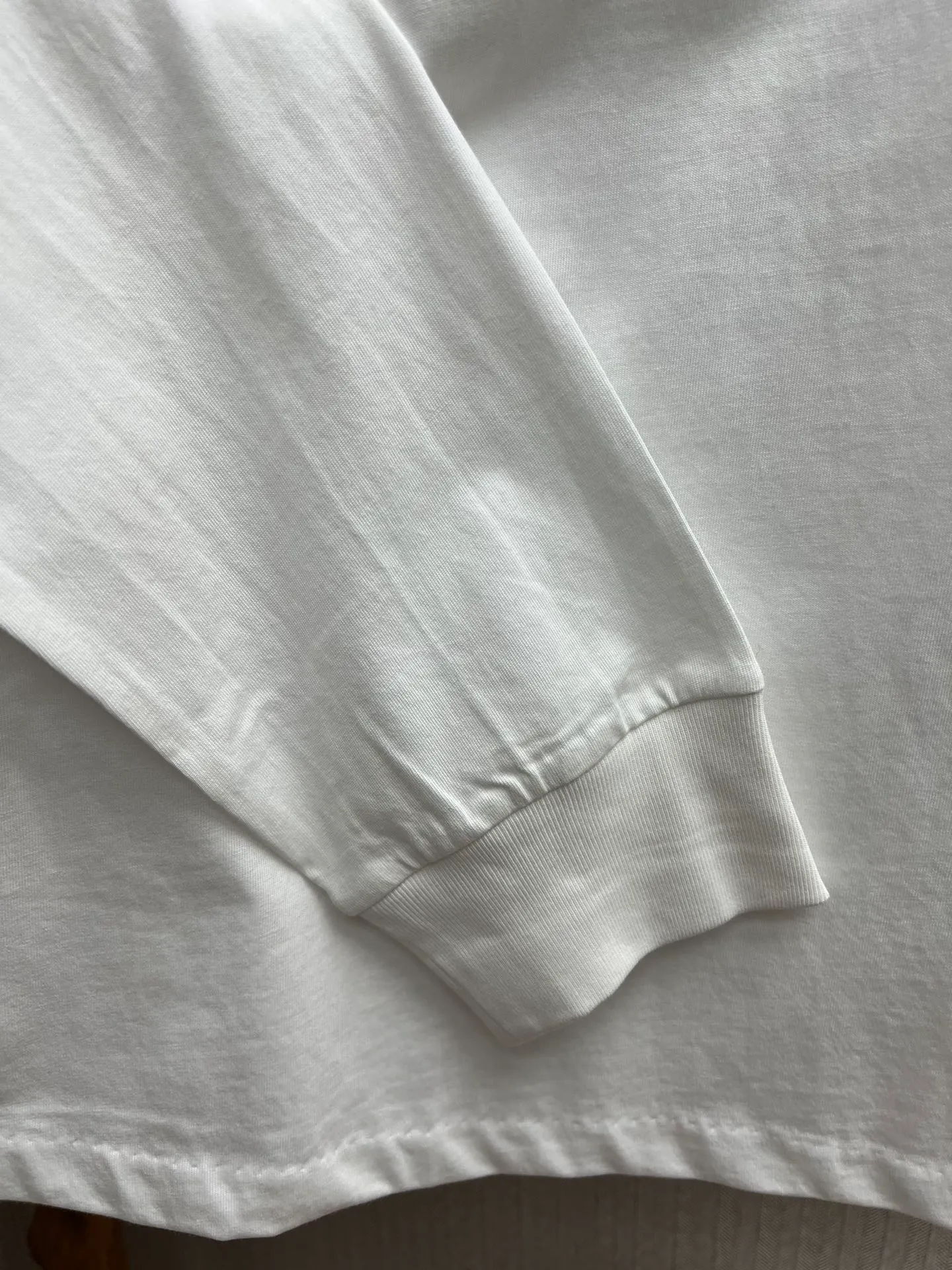 🅿️290 Dior 25ss new T-shirt is a new product of the 2025 winter men's wear series. It is decorated with a Christian Dior Paris logo label inspired by the spirit of Dior haute couture to enhance the style and pay tribute to the extraordinary craftsmanship of the Dior workshop. Crafted from white cotton jersey with a ribbed crew neck and cuffs, it can be worn with track pants for a casual look. Size: S.M.L.XL.