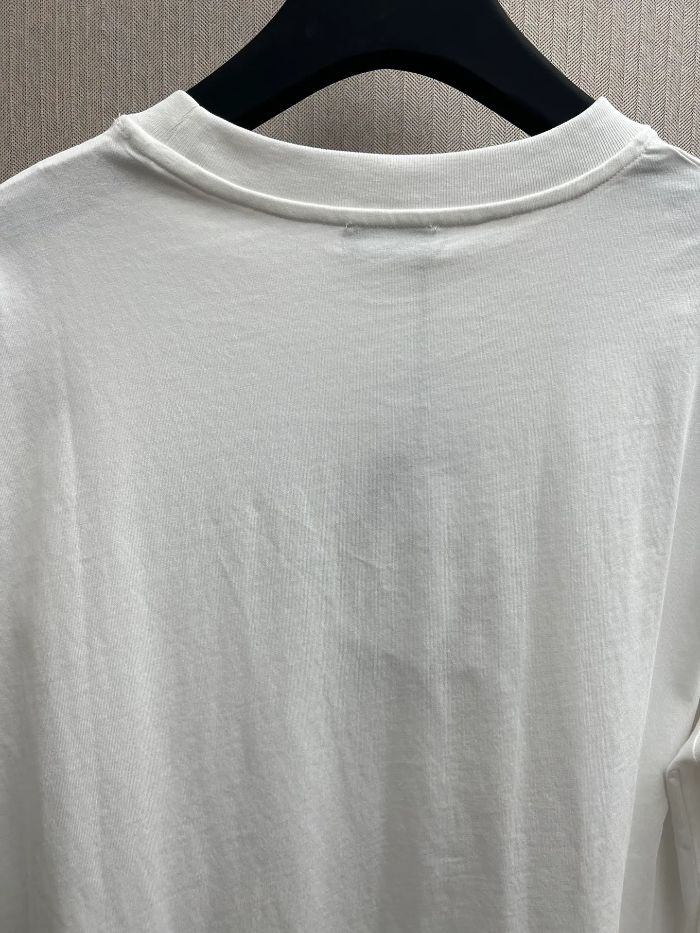 🅿️290 Dior 25ss new T-shirt is a new product of the 2025 winter men's wear series. It is decorated with a Christian Dior Paris logo label inspired by the spirit of Dior haute couture to enhance the style and pay tribute to the extraordinary craftsmanship of the Dior workshop. Crafted from white cotton jersey with a ribbed crew neck and cuffs, it can be worn with track pants for a casual look. Size: S.M.L.XL.