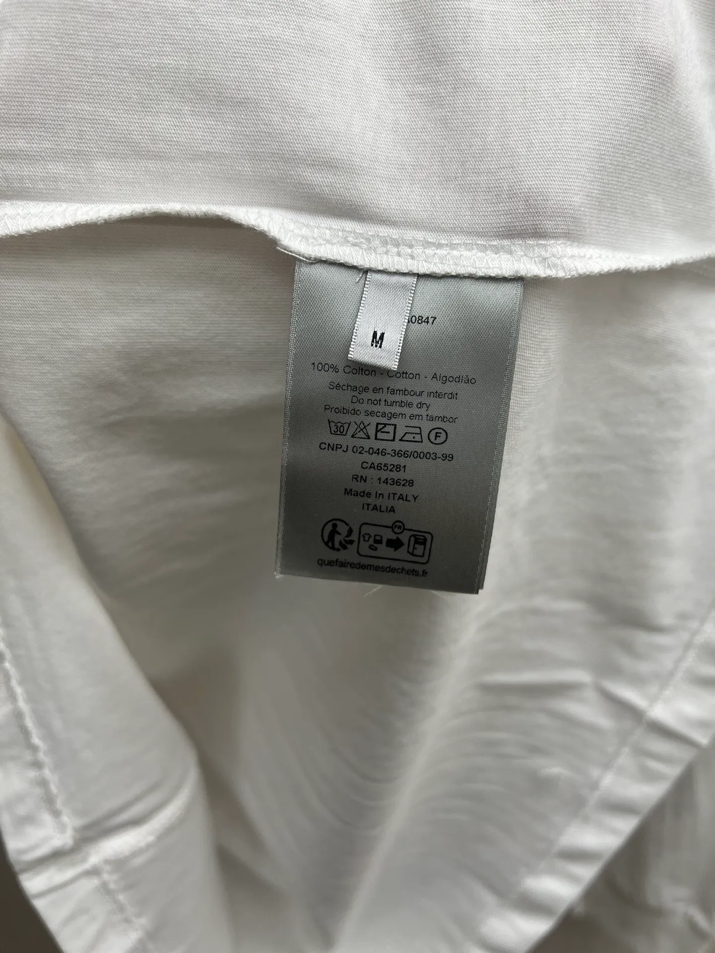 🅿️290 Dior 25ss new T-shirt is a new product of the 2025 winter men's wear series. It is decorated with a Christian Dior Paris logo label inspired by the spirit of Dior haute couture to enhance the style and pay tribute to the extraordinary craftsmanship of the Dior workshop. Crafted from white cotton jersey with a ribbed crew neck and cuffs, it can be worn with track pants for a casual look. Size: S.M.L.XL.