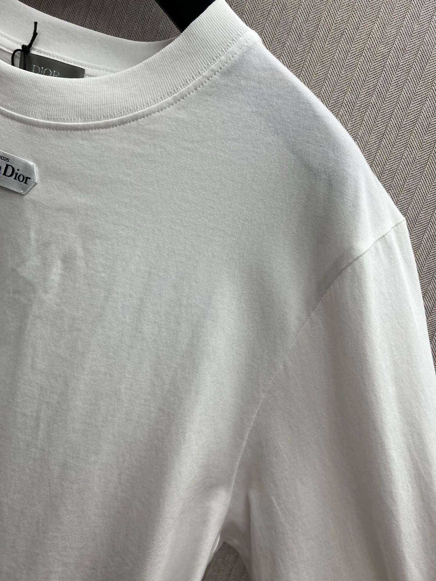 🅿️290 Dior 25ss new T-shirt is a new product of the 2025 winter men's wear series. It is decorated with a Christian Dior Paris logo label inspired by the spirit of Dior haute couture to enhance the style and pay tribute to the extraordinary craftsmanship of the Dior workshop. Crafted from white cotton jersey with a ribbed crew neck and cuffs, it can be worn with track pants for a casual look. Size: S.M.L.XL.