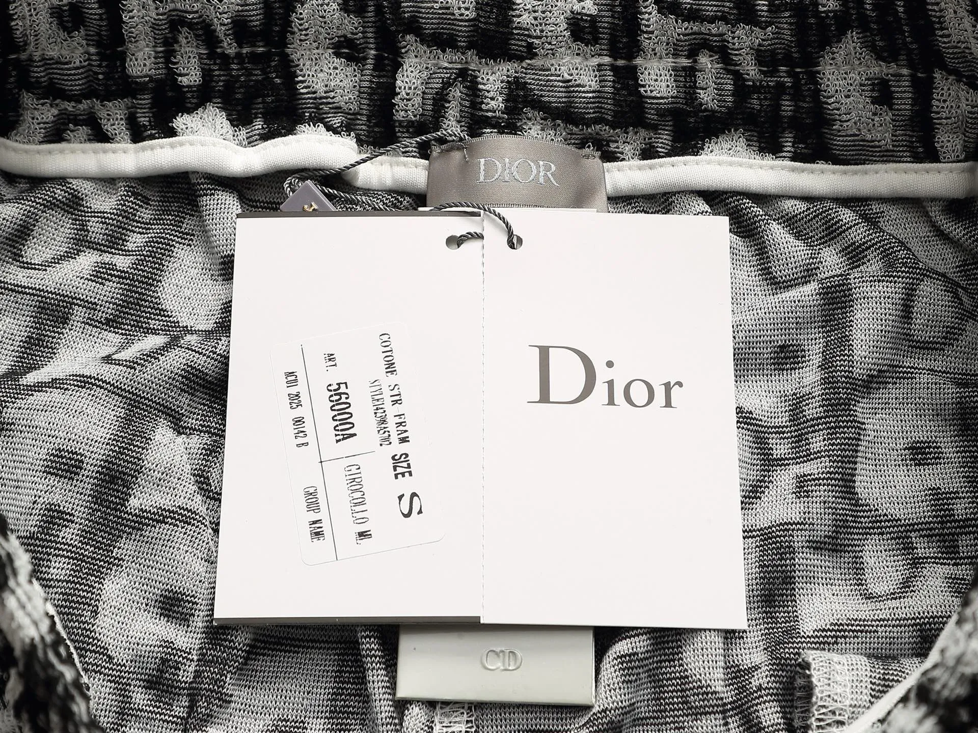 🅿️210 DIOR Dior 25ss counter same style terry velvet shorts🔥couple style ~ carefully made of cotton terry fabric, decorated with tonal jacquard patterns, highlighting Dior's classic Oblique print. Thick plate three-dimensional! The thicker clothes make the overall high breathability and softness more prominent, and the full cotton texture makes it extremely comfortable. A must-have item for high-end people, complete with original accessories and accessories! Same style for men and women! Color: black, navy blue, dark green Size: XS S M L
