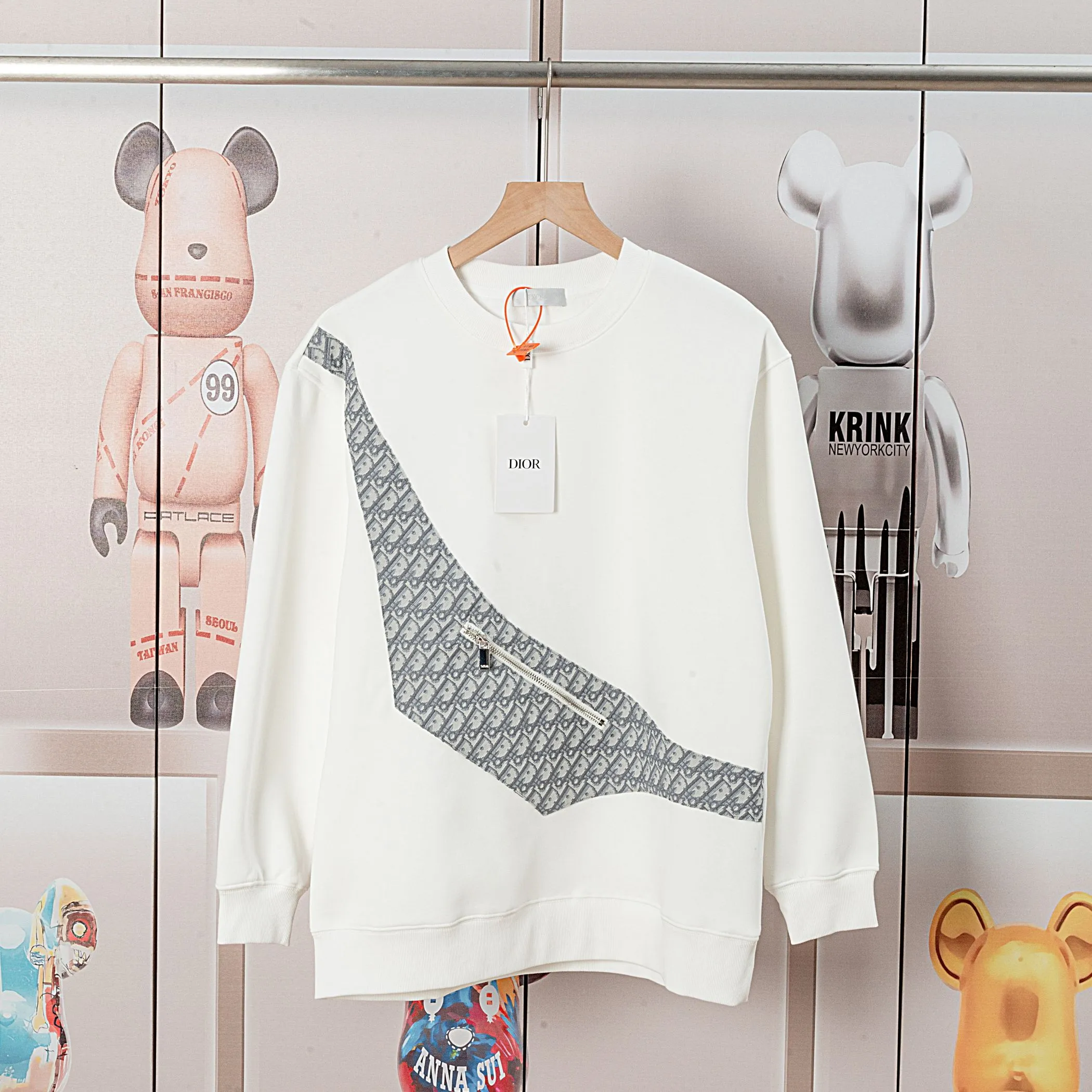 🅿️300 Dior DIOR's new cloth-coloured pocket sweatshirt, high quality🔥The front panel is decorated with cloth zipper pockets, and the fabric is compounded with Austrian velvet. The ribbing is specially customized. The fabric is comfortable and soft, restoring the trend brought by special craftsmanship, custom-made and dyed, complete with three standards. Non-market ordinary version. Compare at will. Quality is absolutely guaranteed. Same style for men and women. Color: Black White Size: S M L XL [Style No. A3332]