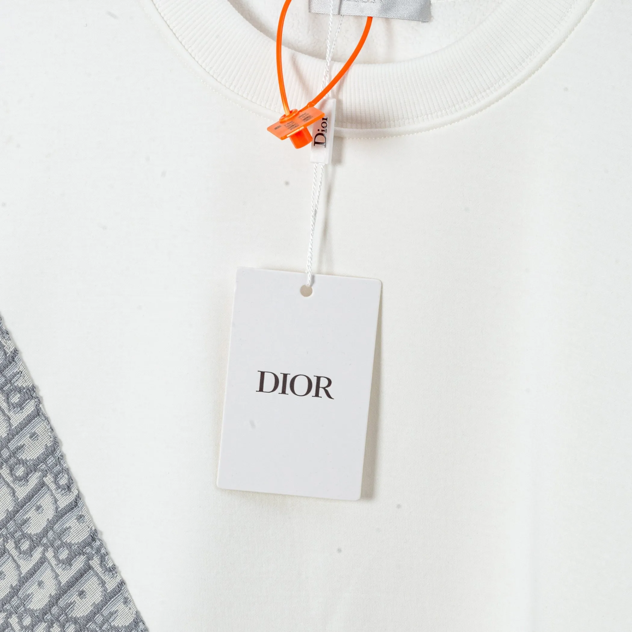 🅿️300 Dior DIOR's new cloth-coloured pocket sweatshirt, high quality🔥The front panel is decorated with cloth zipper pockets, and the fabric is compounded with Austrian velvet. The ribbing is specially customized. The fabric is comfortable and soft, restoring the trend brought by special craftsmanship, custom-made and dyed, complete with three standards. Non-market ordinary version. Compare at will. Quality is absolutely guaranteed. Same style for men and women. Color: Black White Size: S M L XL [Style No. A3332]