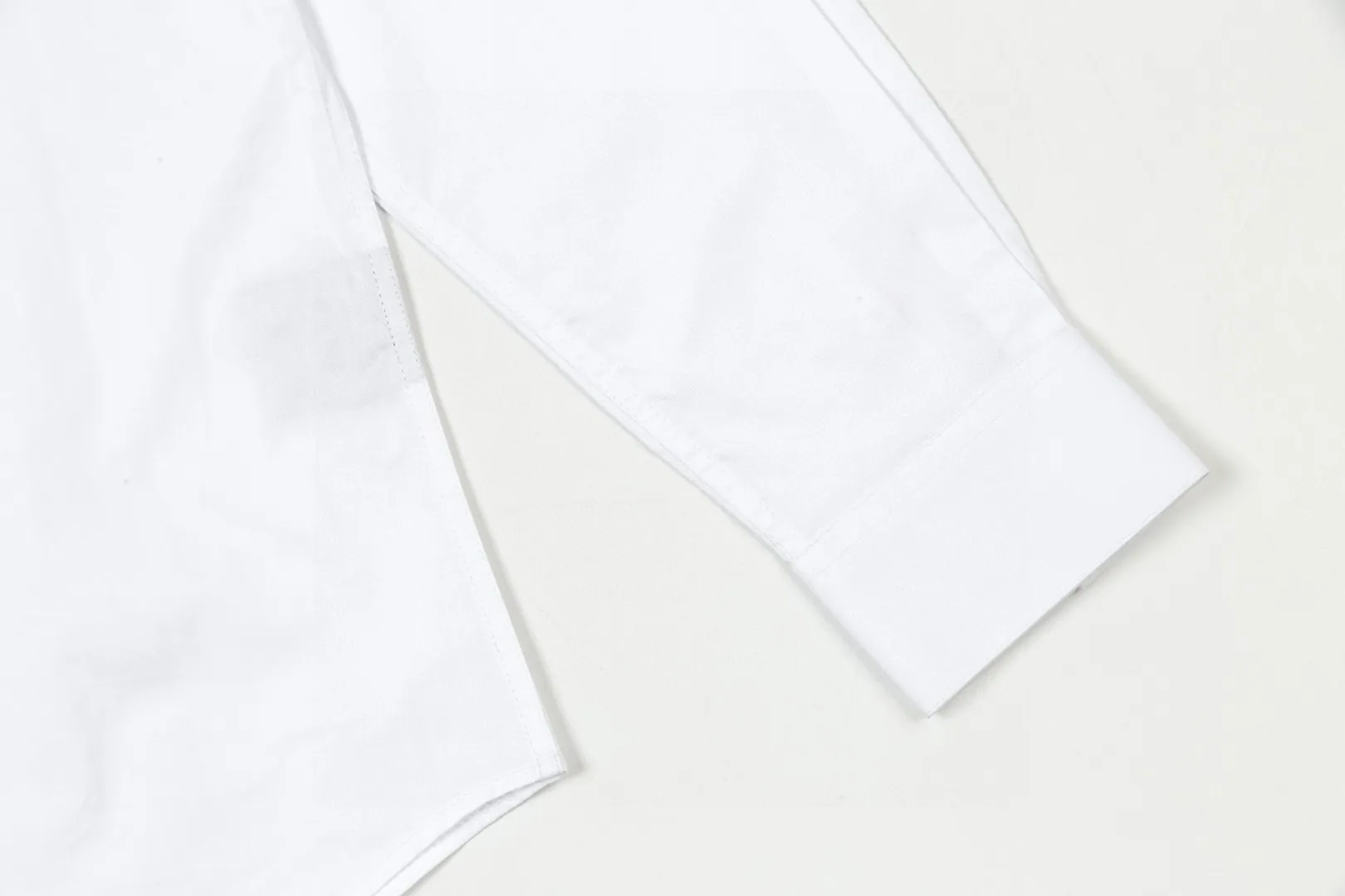 🅿️286 DIOR 🔥The most popular style is coming. Pocket 1947 letter logo embroidered long-sleeved shirt. 2024ss official website new long-sleeved shirt. Beautifully embroidered logo. High-end version. Customized fabrics at the counter. Highly breathable and comfortable. Seiko production. Impeccable detail processing. ✅Customized logo engraved buttons with three complete labels. Brand element design concept reflects high quality. It feels delicate and soft! It presents a casual cut and the upper body shape is great! 🐉Code number: M-XXL