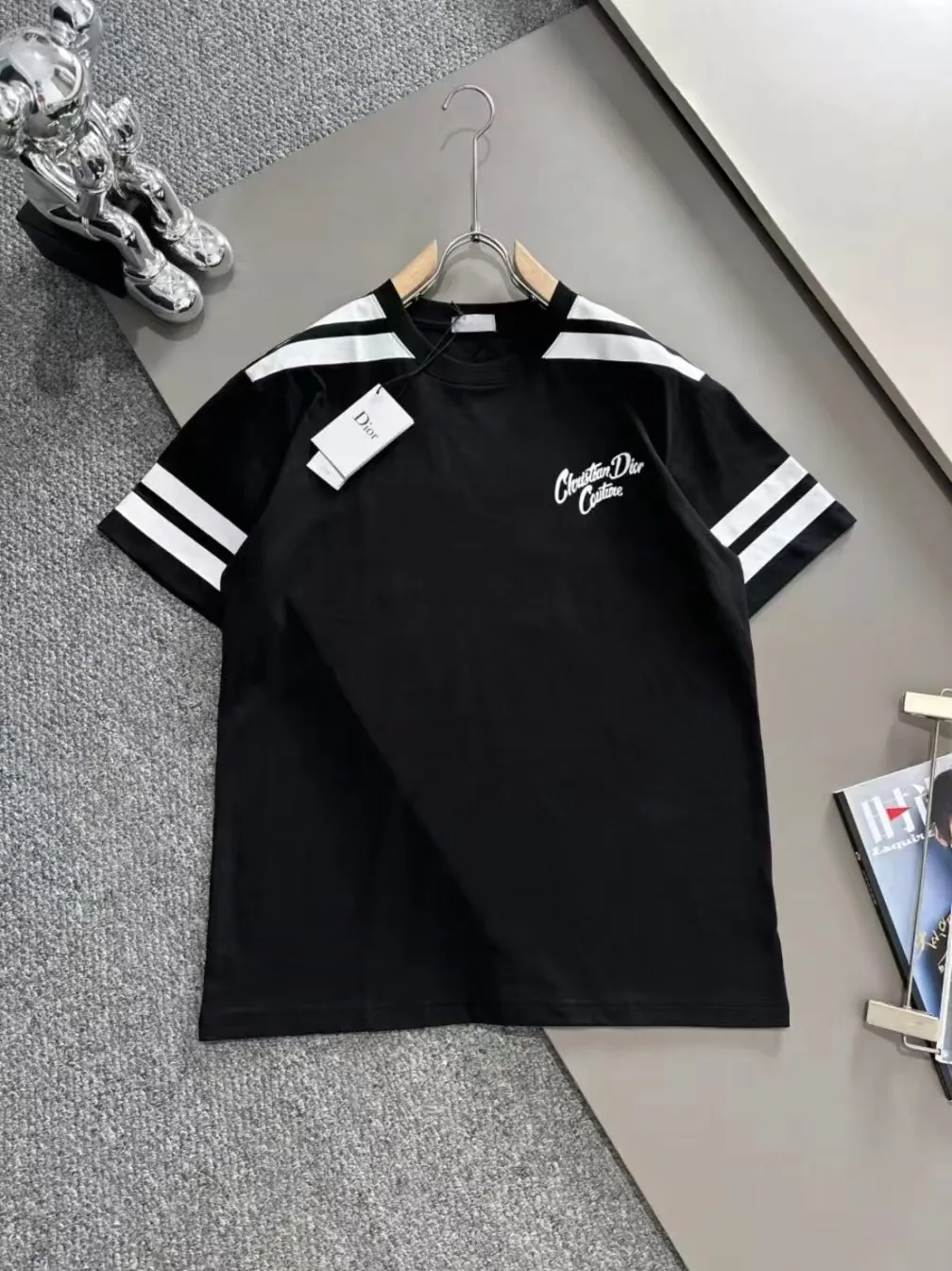 🅿️180 (arrives the next day) Dior 2025 new style cracked numbers and letters logo, same style for men and women, short-sleeved T-shirt ·Customized 260g 100% double yarn pure cotton fabric ·Dyeing 32 counts double-strand thread ·Complete collar label, hangtag, main mark and three labels Color: black Size: XS S M L