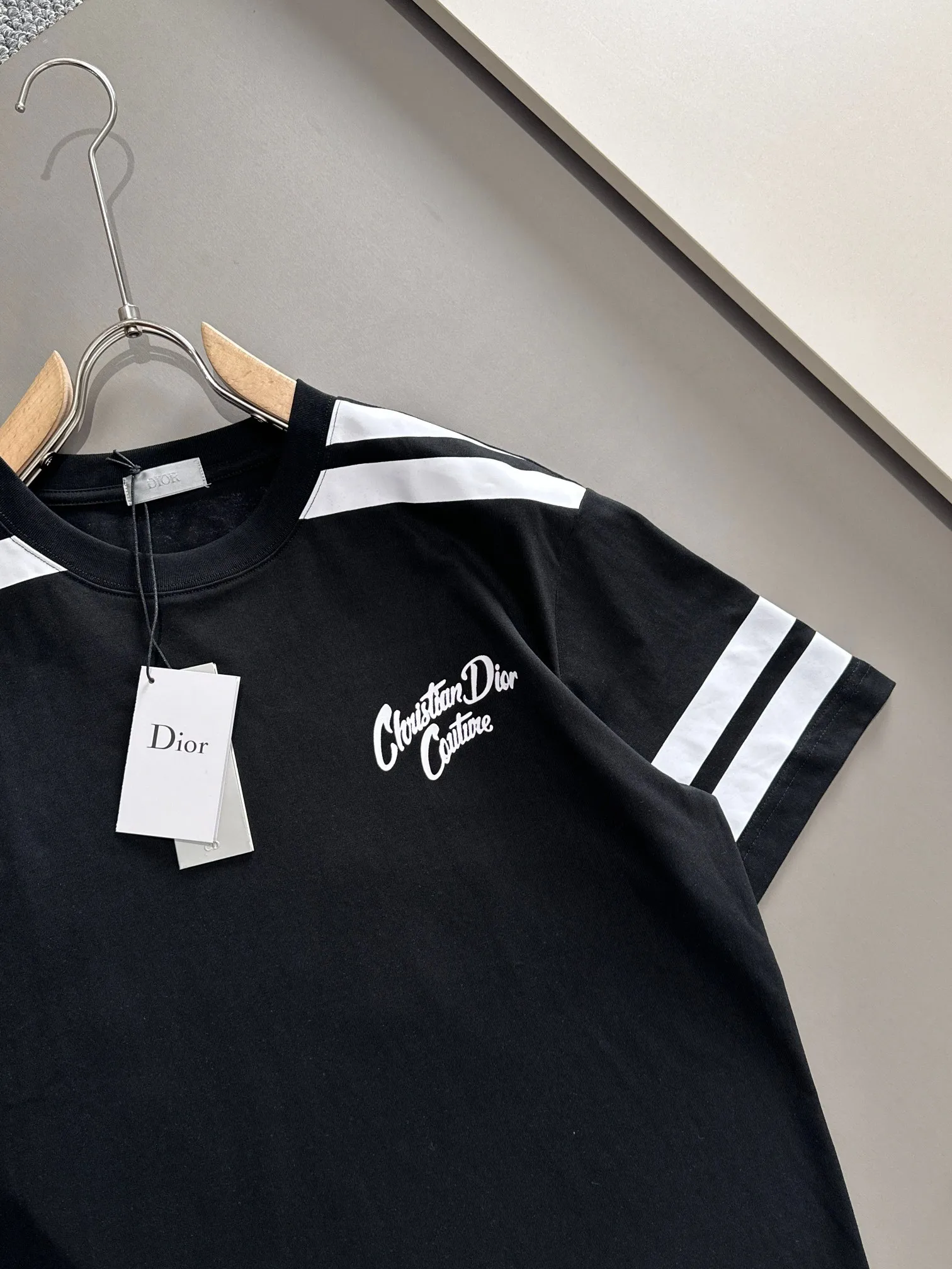 🅿️180 (arrives the next day) Dior 2025 new style cracked numbers and letters logo, same style for men and women, short-sleeved T-shirt ·Customized 260g 100% double yarn pure cotton fabric ·Dyeing 32 counts double-strand thread ·Complete collar label, hangtag, main mark and three labels Color: black Size: XS S M L
