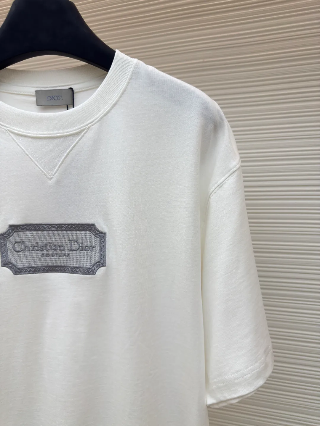 DIOR water-soluble embroidered logo short sleeves ●Authentic product: purchased and developed for 7400 ●Item number: 1680225-A00 ●Fabric: combed cotton compact yarn ●Technology: embroidery ●Version: fitted version ●Weight: about 300 grams ●Size: XS-S-M-L ●Description: The fabric is made of 21s double-yarn combed cotton compact yarn, weight 280g, matched with 32s double-yarn flat machine 1*1 to weave ribs, the front blade embroidery is embroidered with Tajima machine imported from Japan, and polyester-cotton mercerized embroidery thread is used for the bottom The layers are padded with cold water-soluble fabric, and the outer ring is surrounded by overlapping three-dimensional embroidery. The inner letters are embroidered with short needles, and the lines are embroidered with double-needle tatami offset embroidery. The ready-made garments are washed and dissolved with water-soluble fabric. The embroidered part feels soft to the touch, and the inner lining does not cut the flesh when worn.