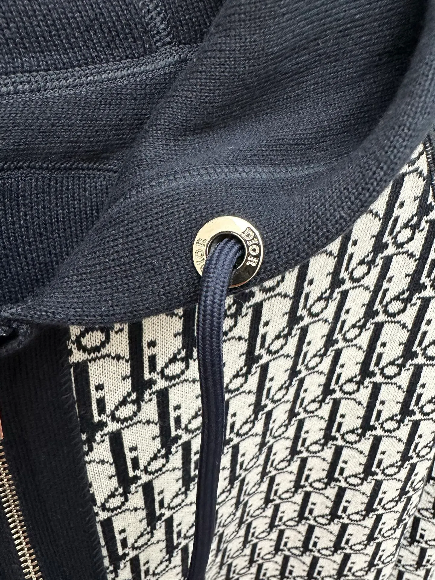 🅿️600 Dior 25ss hooded cardigan double-sided zipper knitted jacket. The fabric is made of cashmere fabric, containing 50% wool and pure cotton. The inner edge is original and has jacquard letters. The fusion design has a solid color logo on one side and classic presbyopia on the spliced side. It can be worn on both sides to change the style anytime and anywhere. Custom-made imported velvet is woven by imported machines. The material is conscientious and full of high-end texture. It is comfortable to wear and skin-friendly. It is made by a large factory and has perfect details and texture. Size: S M L XL