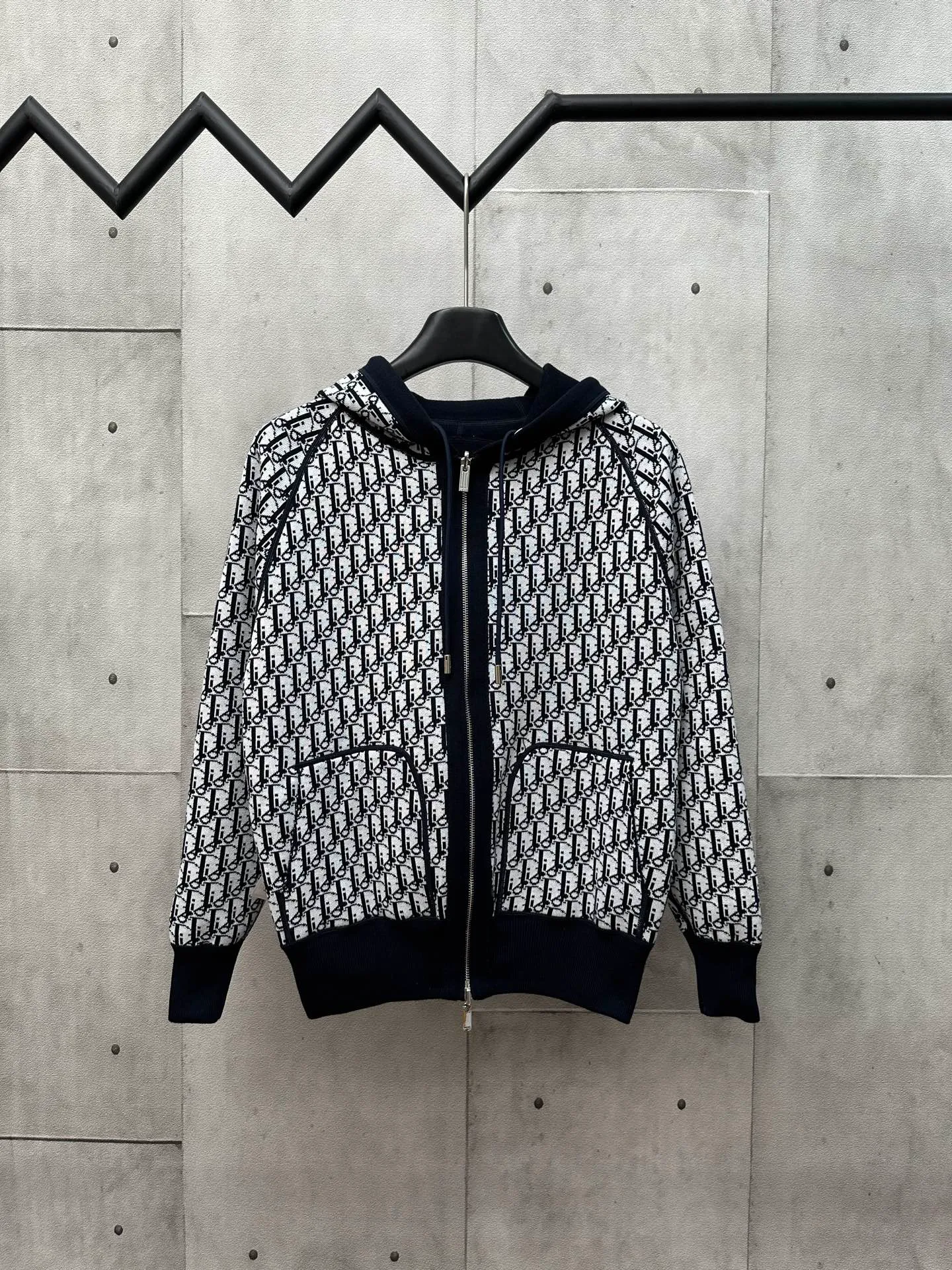 🅿️600 Dior 25ss hooded cardigan double-sided zipper knitted jacket. The fabric is made of cashmere fabric, containing 50% wool and pure cotton. The inner edge is original and has jacquard letters. The fusion design has a solid color logo on one side and classic presbyopia on the spliced side. It can be worn on both sides to change the style anytime and anywhere. Custom-made imported velvet is woven by imported machines. The material is conscientious and full of high-end texture. It is comfortable to wear and skin-friendly. It is made by a large factory and has perfect details and texture. Size: S M L XL