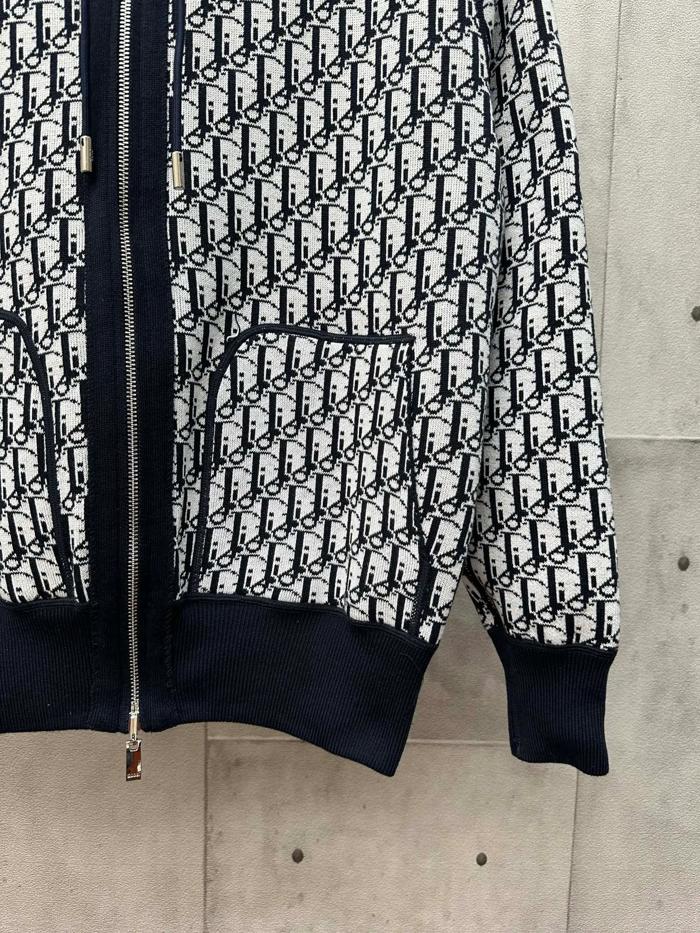 🅿️600 Dior 25ss hooded cardigan double-sided zipper knitted jacket. The fabric is made of cashmere fabric, containing 50% wool and pure cotton. The inner edge is original and has jacquard letters. The fusion design has a solid color logo on one side and classic presbyopia on the spliced side. It can be worn on both sides to change the style anytime and anywhere. Custom-made imported velvet is woven by imported machines. The material is conscientious and full of high-end texture. It is comfortable to wear and skin-friendly. It is made by a large factory and has perfect details and texture. Size: S M L XL