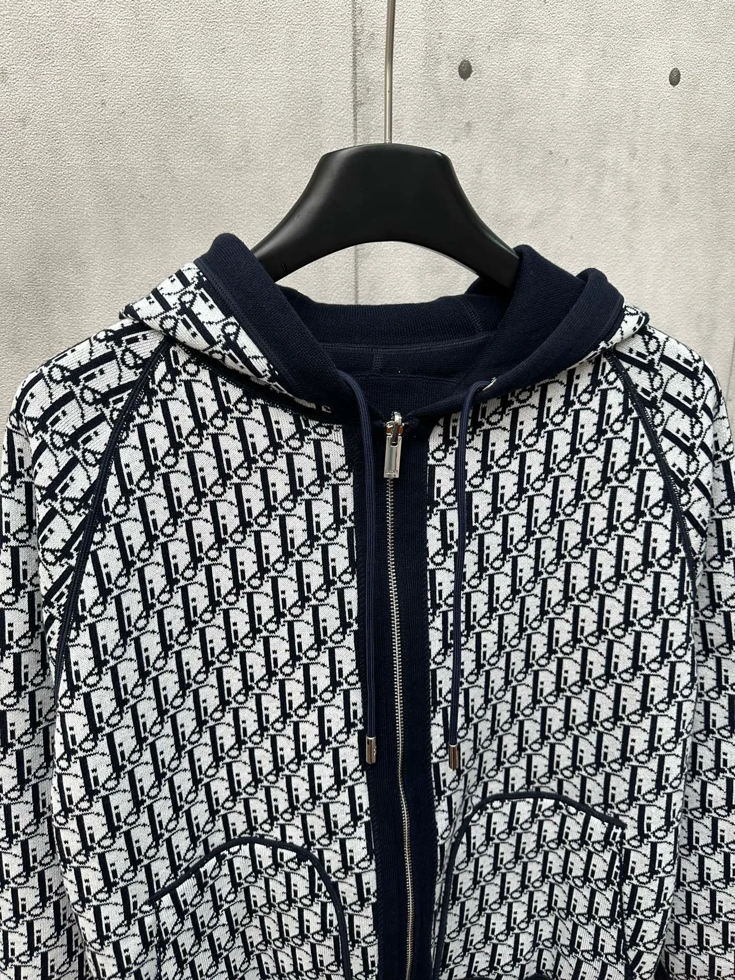 🅿️600 Dior 25ss hooded cardigan double-sided zipper knitted jacket. The fabric is made of cashmere fabric, containing 50% wool and pure cotton. The inner edge is original and has jacquard letters. The fusion design has a solid color logo on one side and classic presbyopia on the spliced side. It can be worn on both sides to change the style anytime and anywhere. Custom-made imported velvet is woven by imported machines. The material is conscientious and full of high-end texture. It is comfortable to wear and skin-friendly. It is made by a large factory and has perfect details and texture. Size: S M L XL