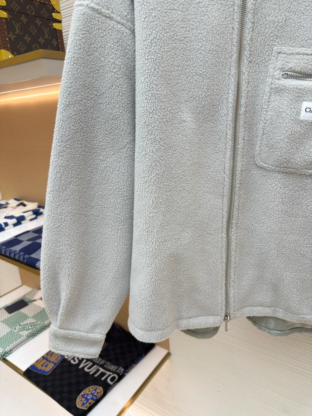 Dior polar fleece small label jacket ●Authentic product: purchased and developed for 28000 ●Item number: 1680004-B70 ●Fabric: cotton-polyester blended polar fleece fabric ●Technology: made on positioning cutting machine ●Version: fitted version ●Weight: about 765 grams ●Size: XS-S-M-L ●Description: Made of cotton-polyester blended polar fleece fabric with a weight of 330g. The lining is made of 100% nylon 75D yarn-dyed jacquard fabric. The purchased original fabric lining is dyed with ABC color to determine the dye ratio, and the color of the lining is ordered and dyed in large quantities. The front pocket is flat with a letter woven label, and the woven label is made of white fine yarn imported from Japan. The front and center are equipped with a No. 5 white gold Swiss tooth double-pull zipper at the end, and the cuffs are rounded with aluminum alloy CD letter snap buttons. The overall wiring is straight and delicate, the fabric is comfortable and soft, and the color is consistent without color difference. It can be matched with the same style to create a fashionable look and control various occasions. Customized accessories, complete with three standards, same style for men and women!