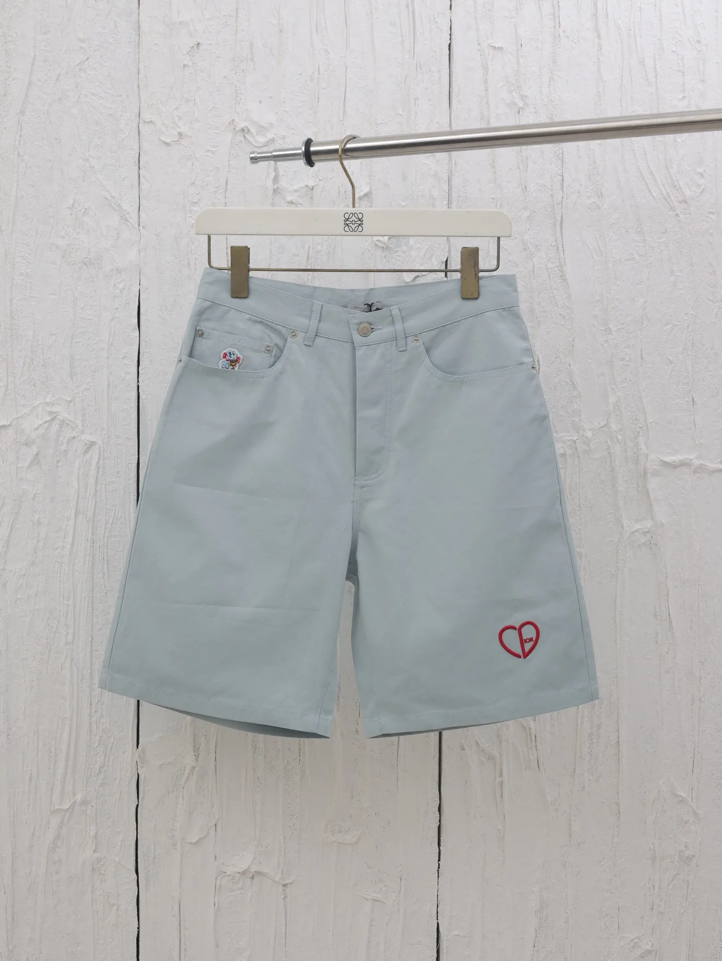 🅿️370 Dio*/Dior 25SS new Mr.’s dog Bobby pattern embroidered shorts are decorated with the Heart logo, highlighting the brand’s initials, highlighting the charm and romantic spirit of the geometric pattern. Crafted from cotton canvas, it features multiple pockets and is enhanced with embroidery of Sir's dog, Bobby. Easily style it with the collection's matching top.  Size: 29/30/31/32