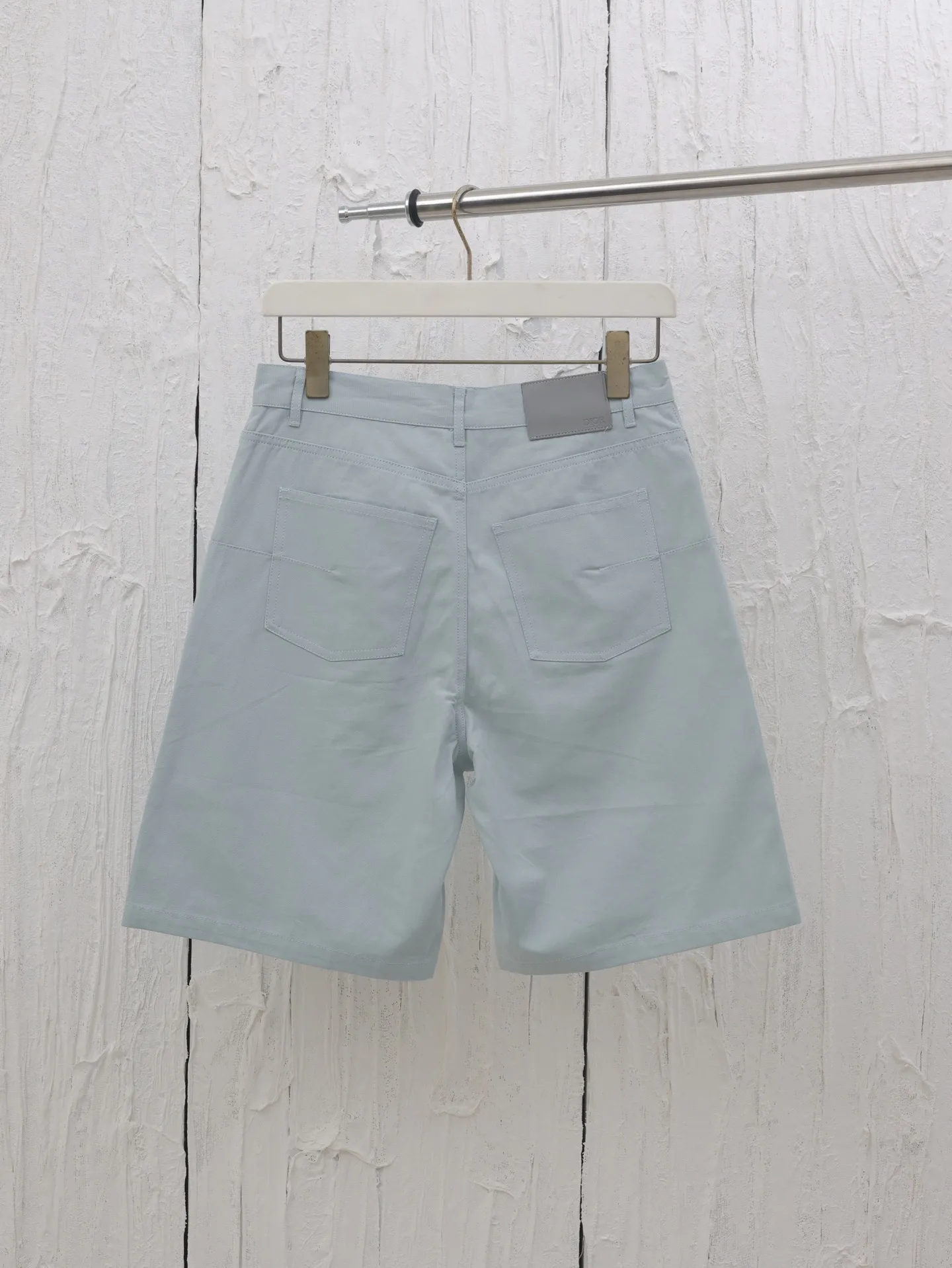 🅿️370 Dio*/Dior 25SS new Mr.’s dog Bobby pattern embroidered shorts are decorated with the Heart logo, highlighting the brand’s initials, highlighting the charm and romantic spirit of the geometric pattern. Crafted from cotton canvas, it features multiple pockets and is enhanced with embroidery of Sir's dog, Bobby. Easily style it with the collection's matching top.  Size: 29/30/31/32