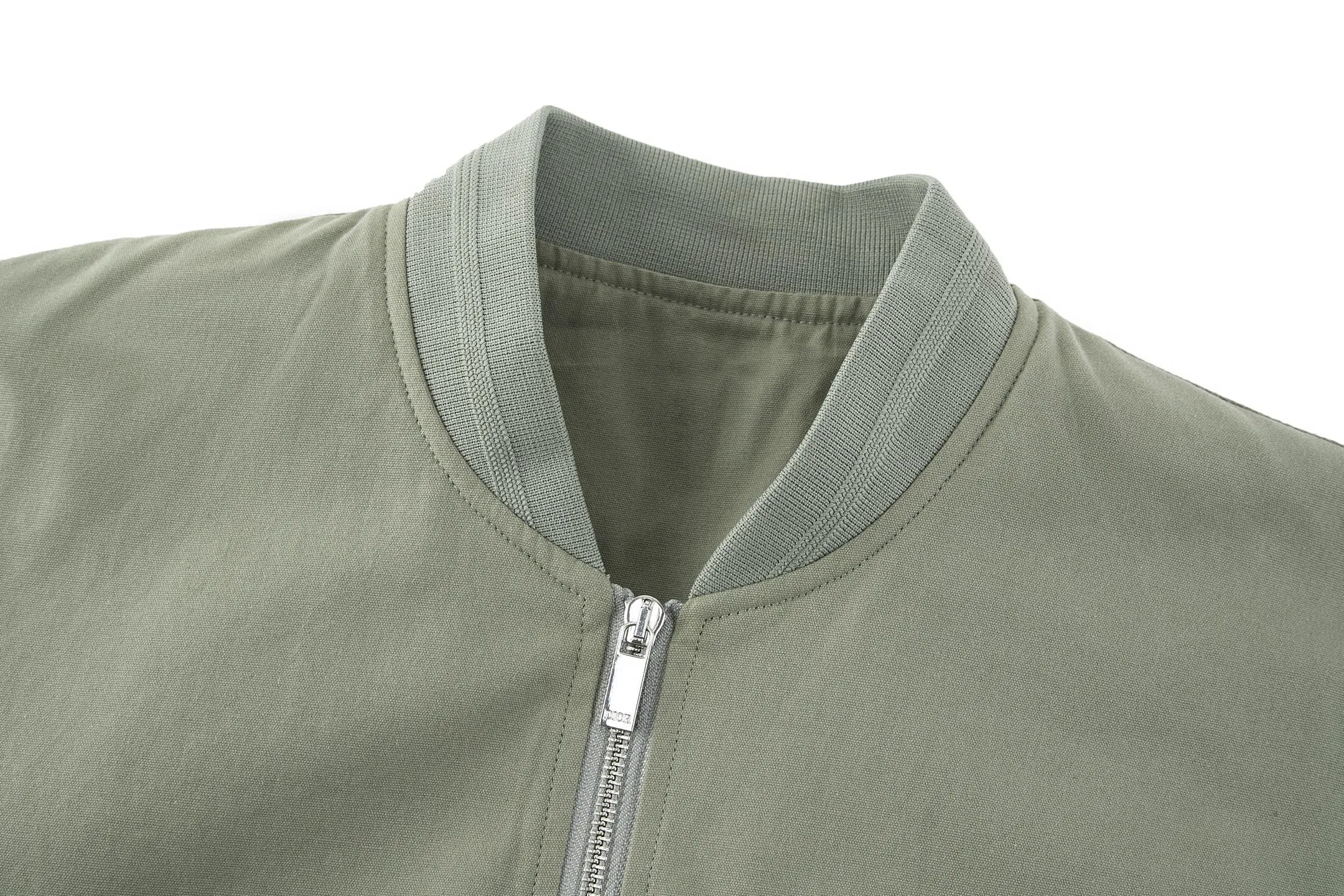 🅿️520 CD 1947 Badge Embroidered Baseball Jacket (Dark Green) The original version was purchased for 25,000 and developed. It is custom-woven cotton woven fabric with a slightly melting jacquard pattern. It is different from the texture of ordinary workwear on the market. The fabric feels very good. The main body of the back embroidery uses fixed-dye matte embroidery thread on the board and needle embroidery technology. Based on the overall size of the original image as the standard, the embroidery is accurately positioned with laser, and the edge is processed using a special overlocking method. The main lines of the pattern are outlined with needle embroidery and tatami embroidery can be used to fill in the background or details of the pattern. The pattern is embroidered with Tajima machine thousands of needles. The fine stitching method is dense and ultra-high density without revealing white. The pattern is clear and has a strong sense of lines and three-dimensionality. The added three-dimensional design enriches the spatial level of the overall picture. The hardware and accessories of the whole garment are all customized according to the original molding, with two-way zipper opening and closing, and a zipper puller engraved with the DR logo. Size:46-48-50-52